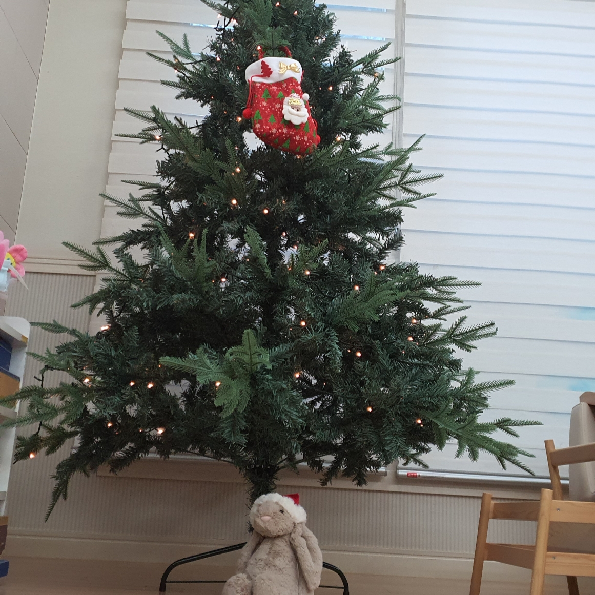Jellycat Bashful Christmas Bunny Praline 착용 스타일