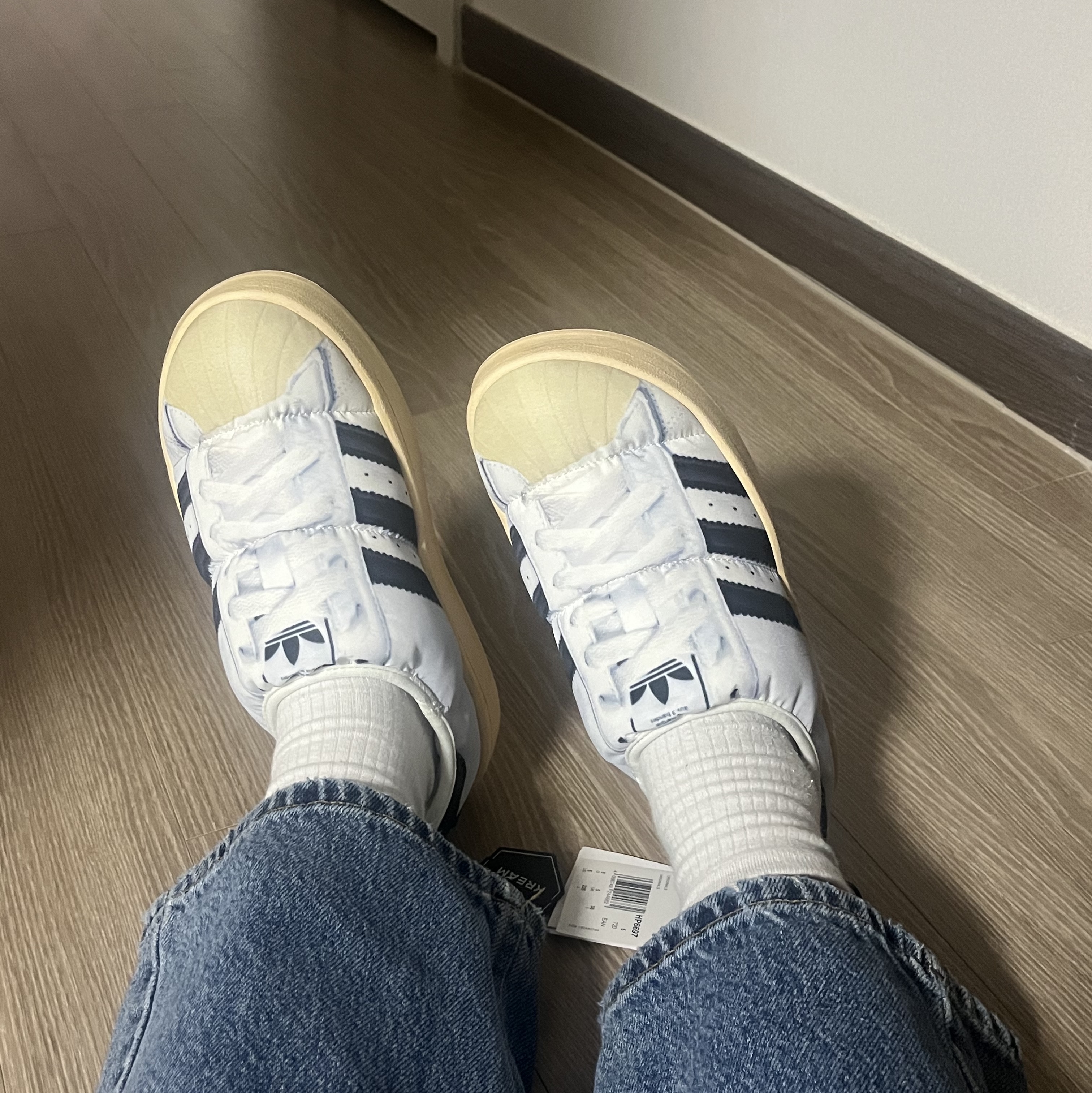 Adidas Puffylette Superstar Cloud White 착용 스타일