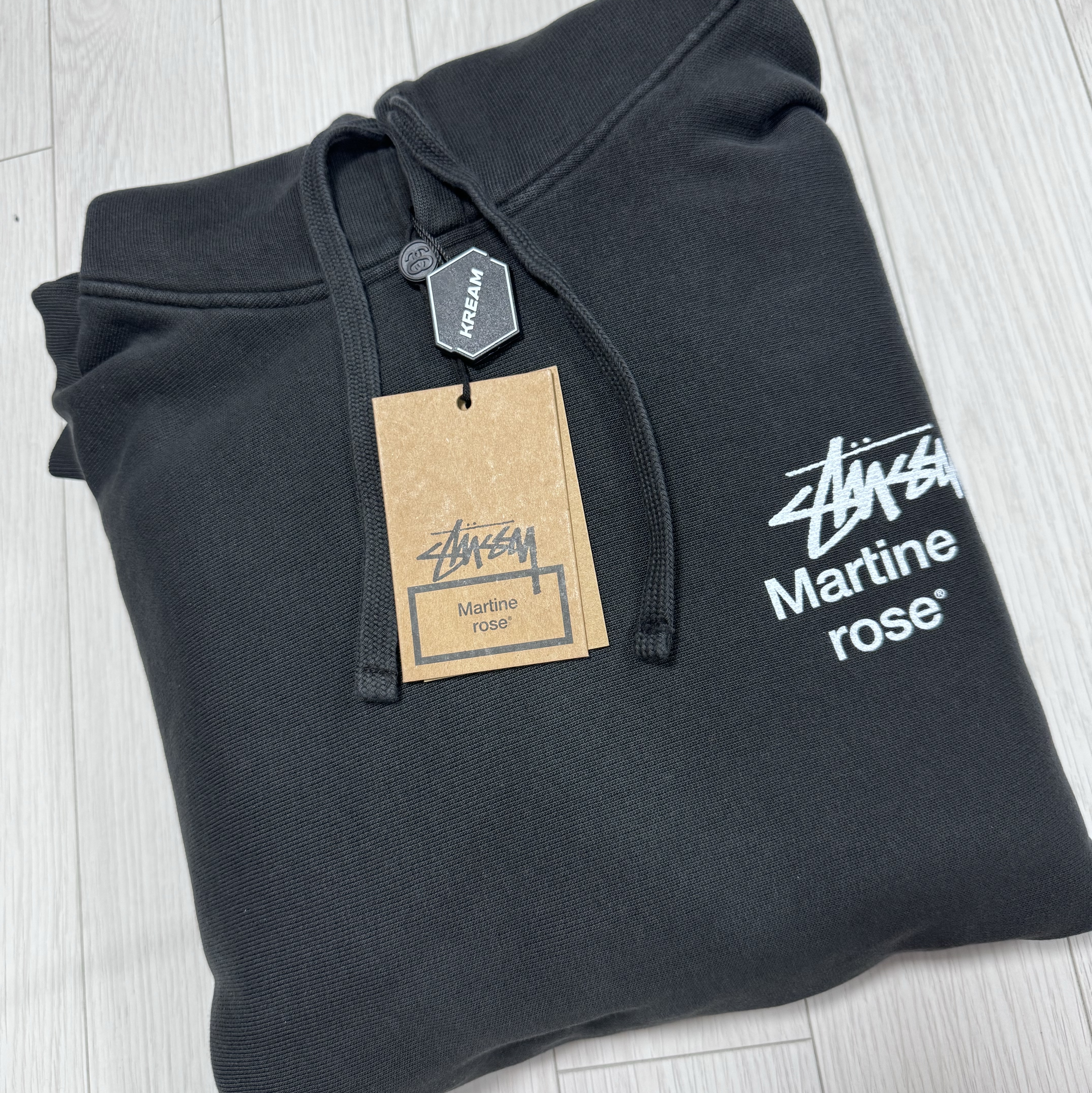 Stussy x Martine Rose Collage Pigment Dyed Hoodie Black 착용 스타일 - 3