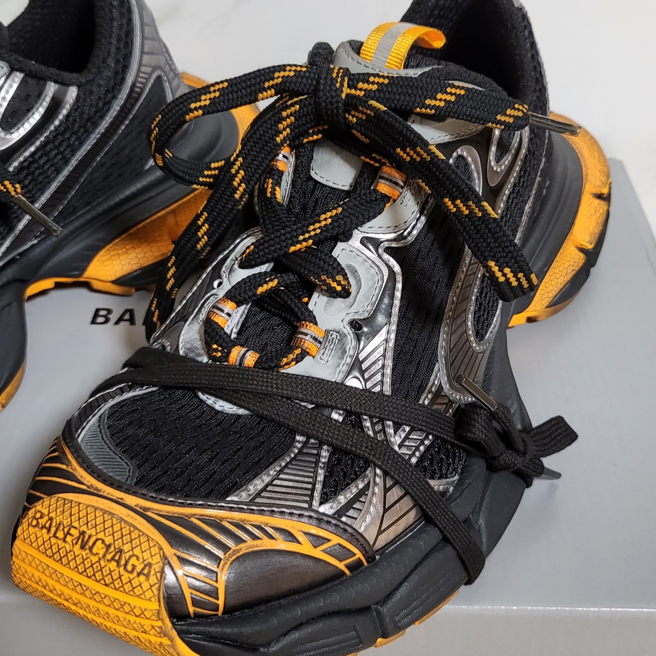Balenciaga 3XL Sneakers Black Orange Grey 착용 스타일 - 3