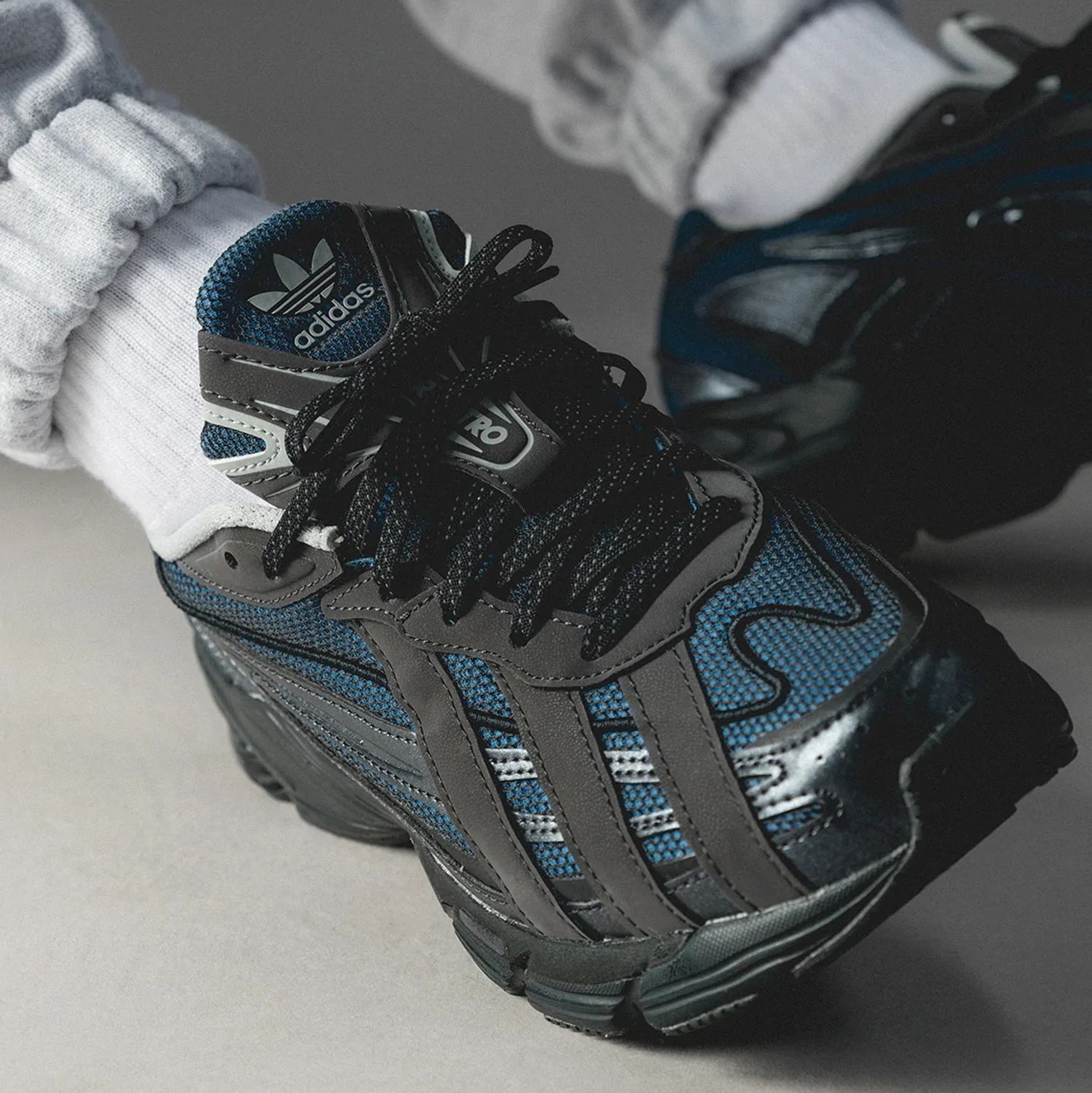 Adidas Orketro Bright Blue Carbon Black 착용 스타일
