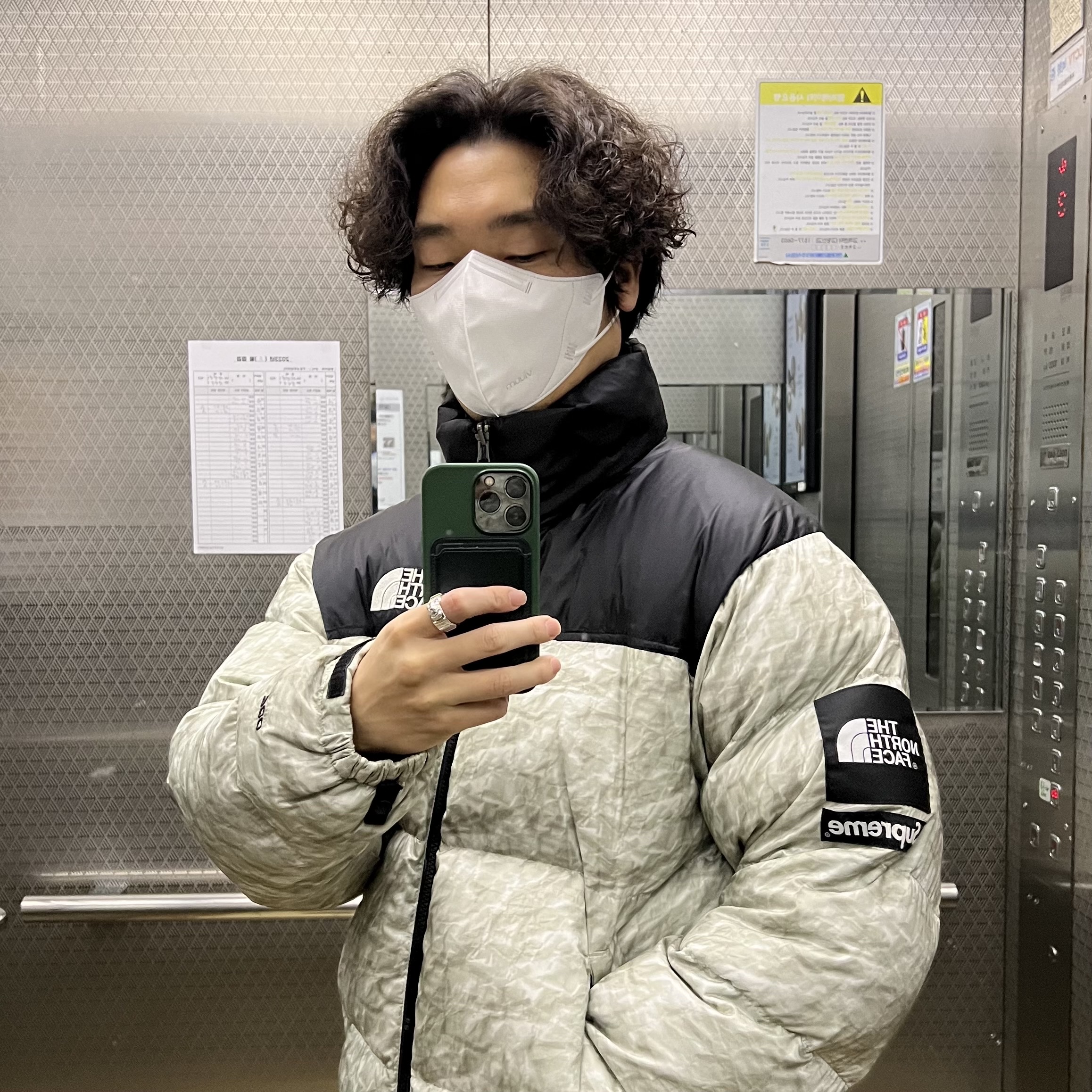 Supreme x The North Face Paper Print Nuptse Jacket - 19FW 착용 스타일