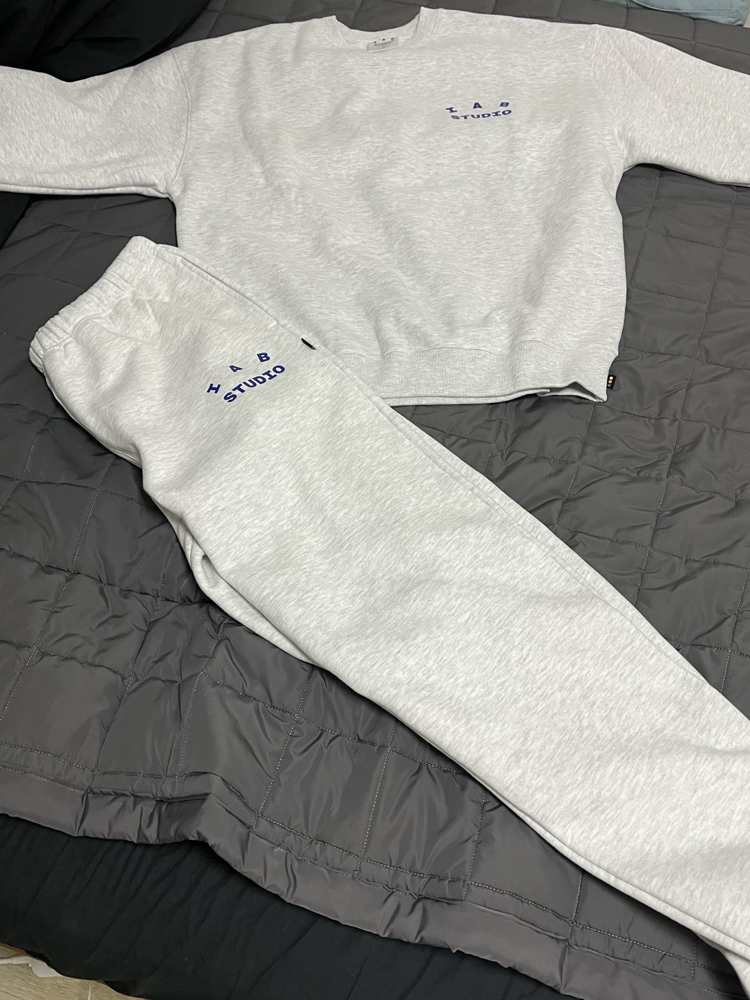 IAB Studio Sweatshirt Light Gray - 23FW, IAB Studio Sweatpants Light Gray 착용 스타일