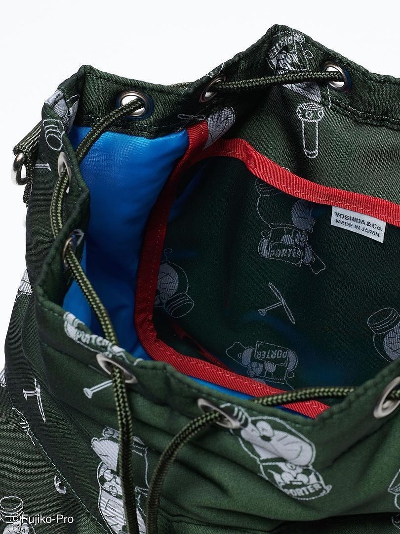 Porter x Doraemon Shoulder Bag Navy, Porter x Doraemon Tool Bag Black (With Original Can Badge) 착용 스타일 - 5