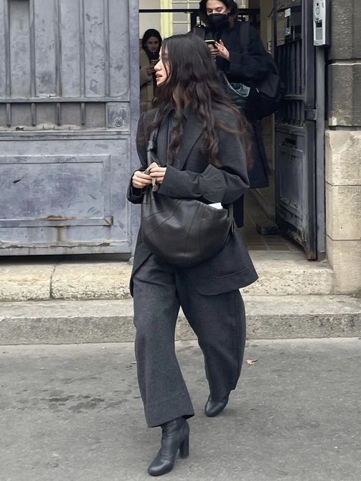 Lemaire Large Croissant Bag Soft Nappa Leather Dark Chocolate, Lemaire Large Croissant Bag Soft Nappa Leather Black 착용 스타일 - 5