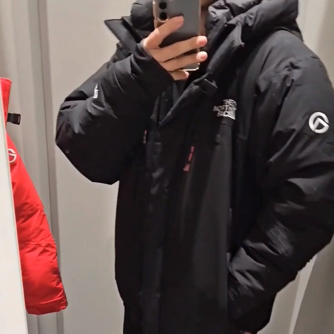 The North Face Himalayan Parka Black 착용 스타일 - 3