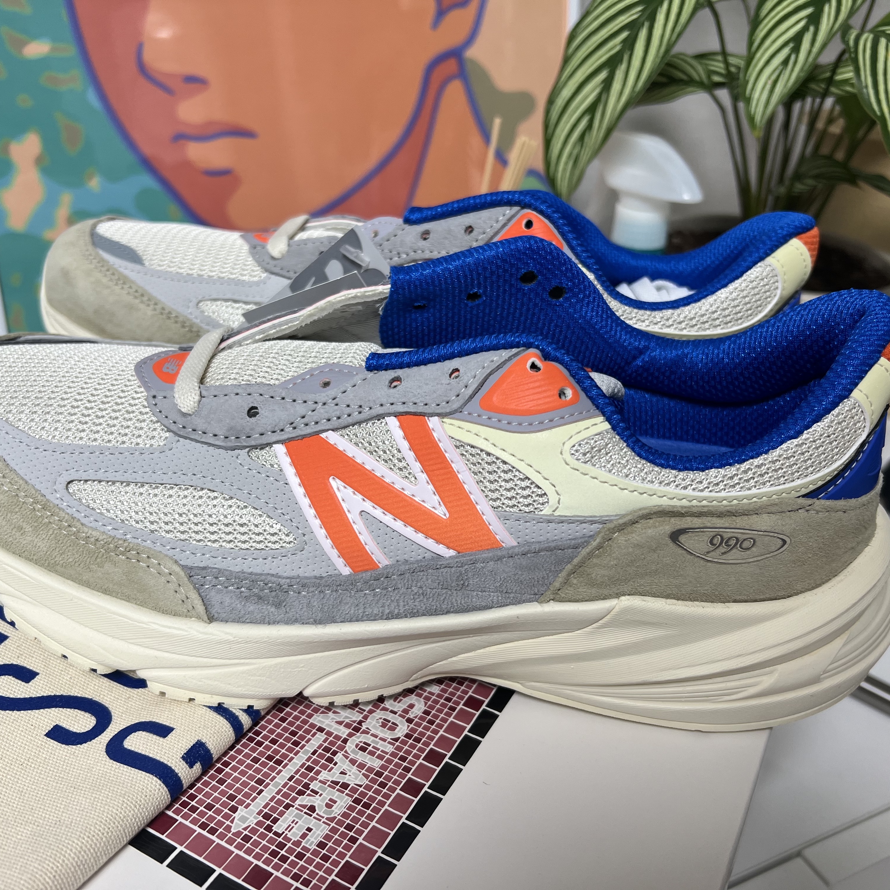 New Balance x Kith x Madison Square Garden 990v6 Made in USA Angora Royal Blue 착용 스타일 - 3