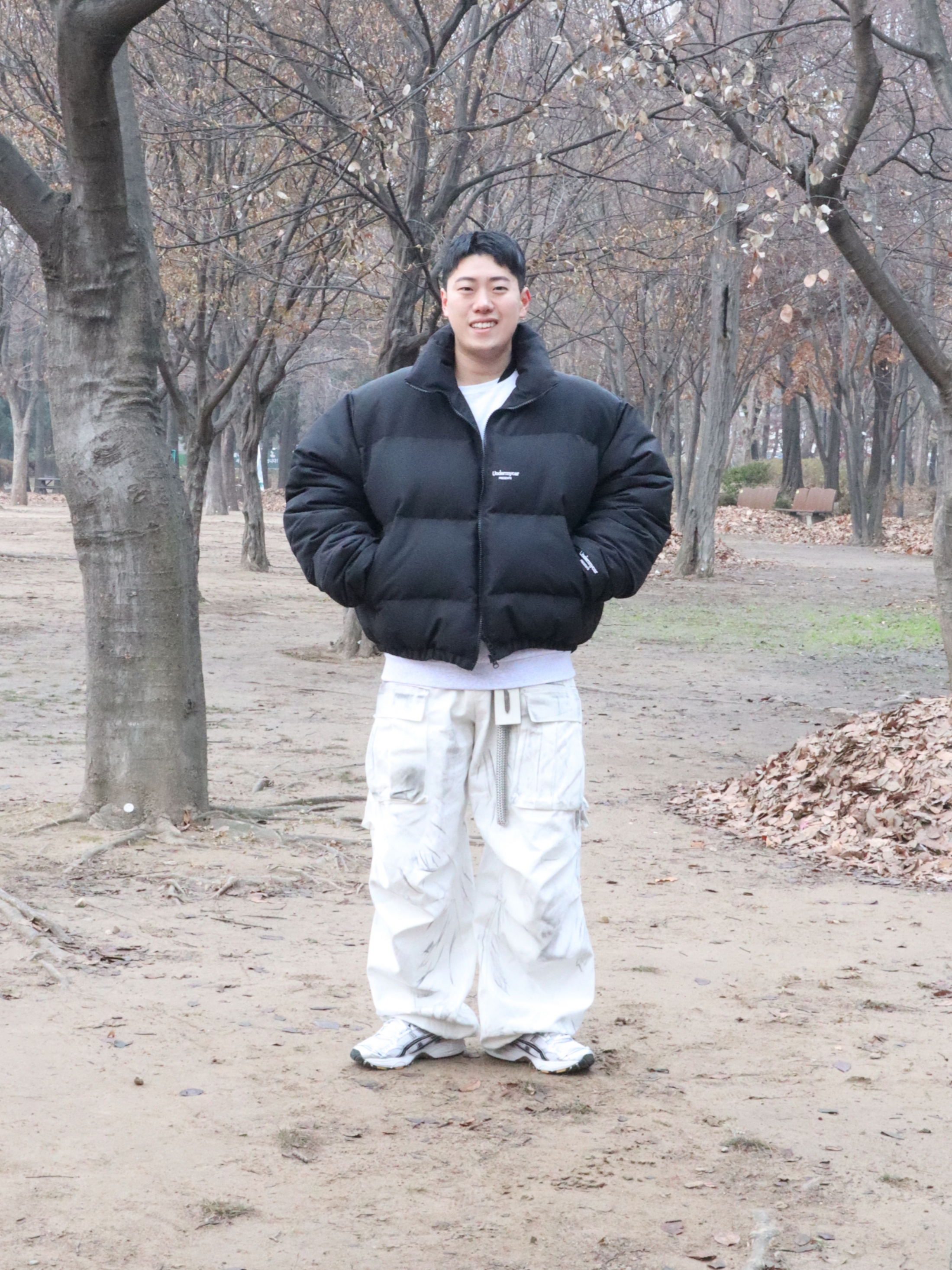 Undermycar Mu.15 Anti Fxxking Logo Play Triple Logo Crop Padding Jacket Black, Nos Couleurs 01 Cargo Pants Dirty Washing 착용 스타일 - 3