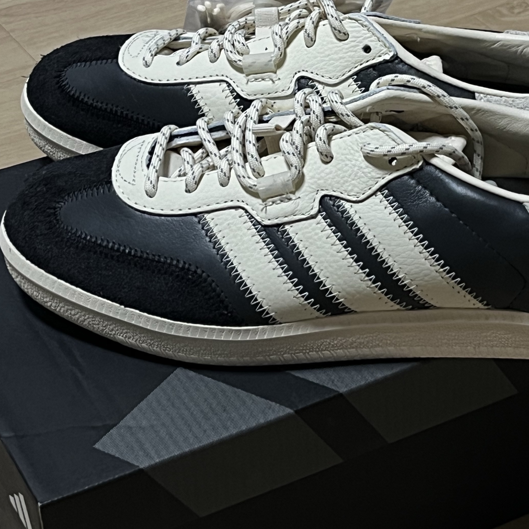 Adidas x Hal Studios Velosamba Core Black Wonder White 착용 스타일 - 3