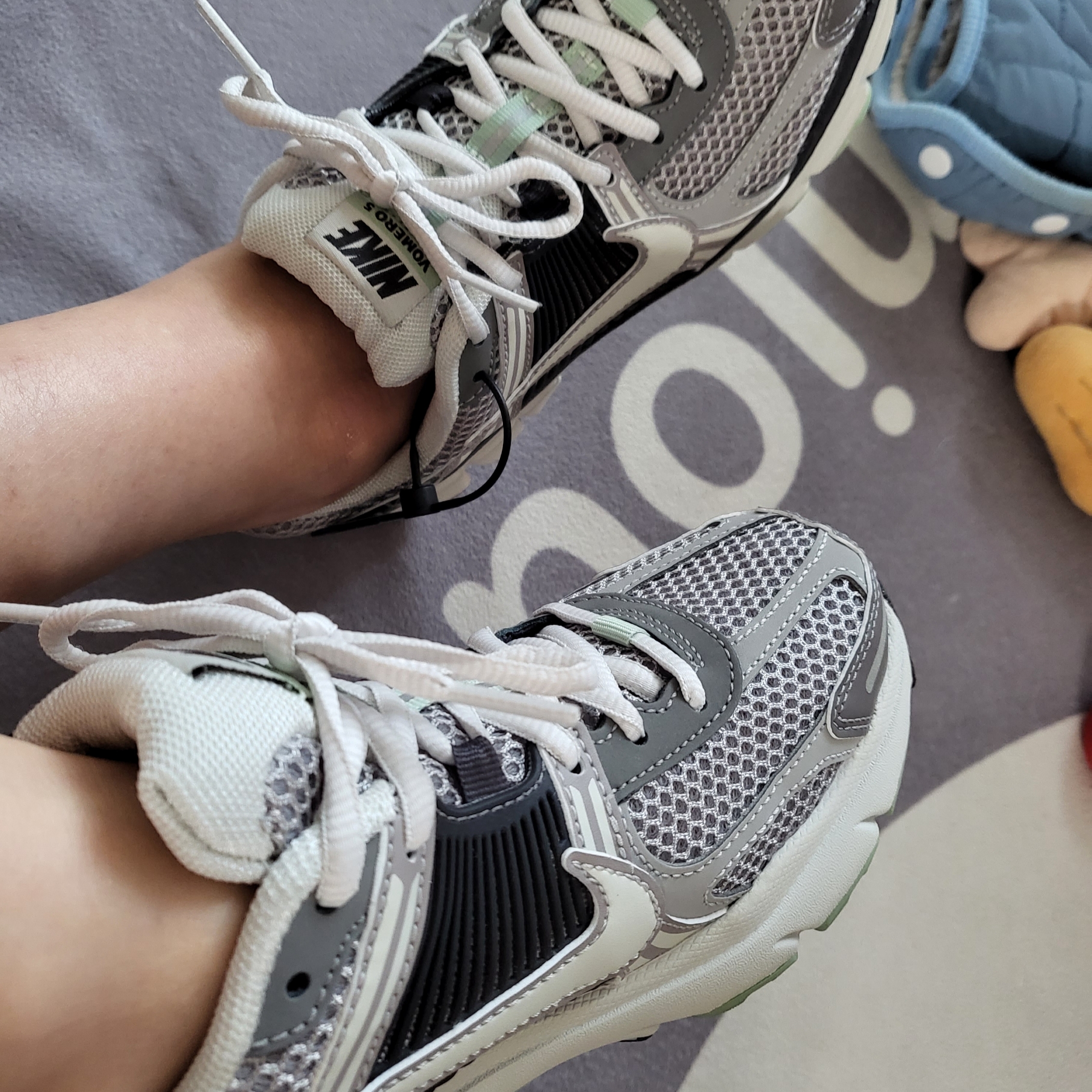 (W) Nike Zoom Vomero 5 Cobblestone and Flat Pewter 착용 스타일 - 2