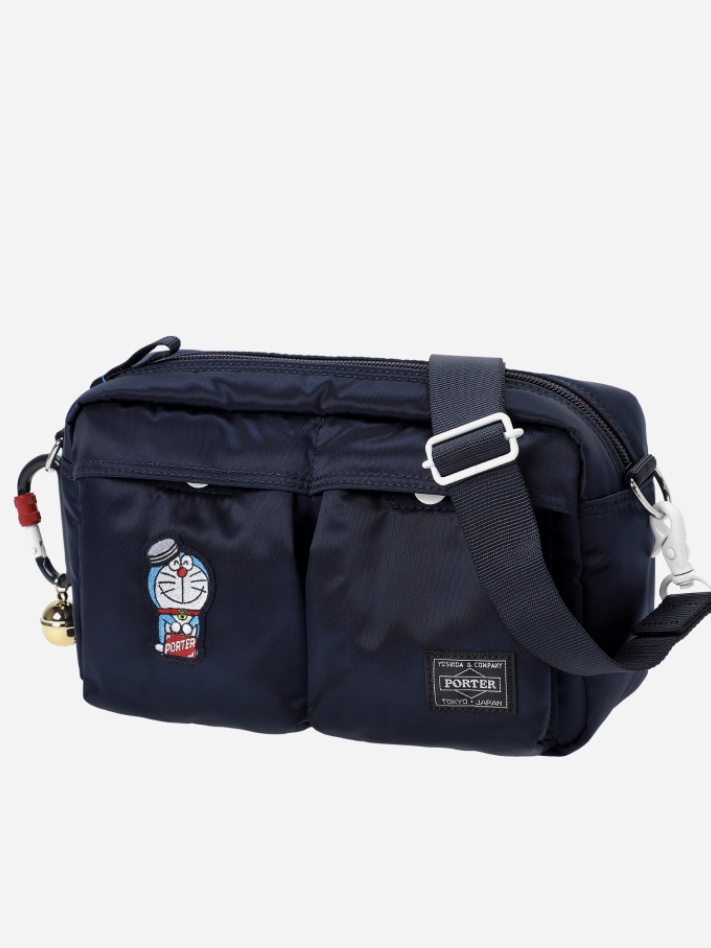 Porter x Doraemon Shoulder Bag Navy, Porter x Doraemon Tool Bag Black (With Original Can Badge) 착용 스타일 - 2