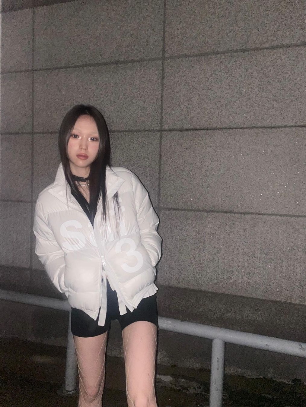 [KREAM 단독] Safarispot Women 1/2 Basic Safari Down Jacket White, [KREAM 단독] Safarispot Women 1/2 Basic Safari Down Jacket Black 착용 스타일