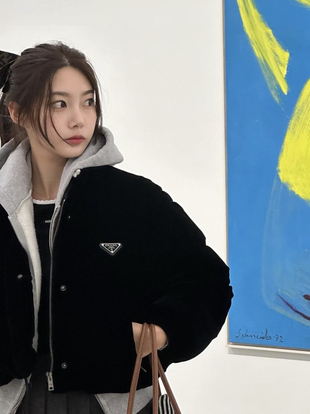 Prada Cropped Down Jacket Black 착용 스타일