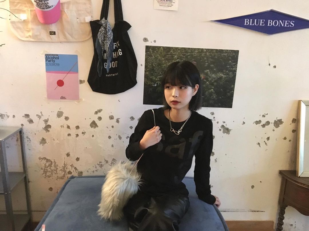[예약 배송][KREAM 단독] Safarispot Women 1/2 Basic Safari LS T-Shirt Black, [KREAM 단독] Safarispot Women 1/2 Basic Safari LS T-Shirt White 착용 스타일