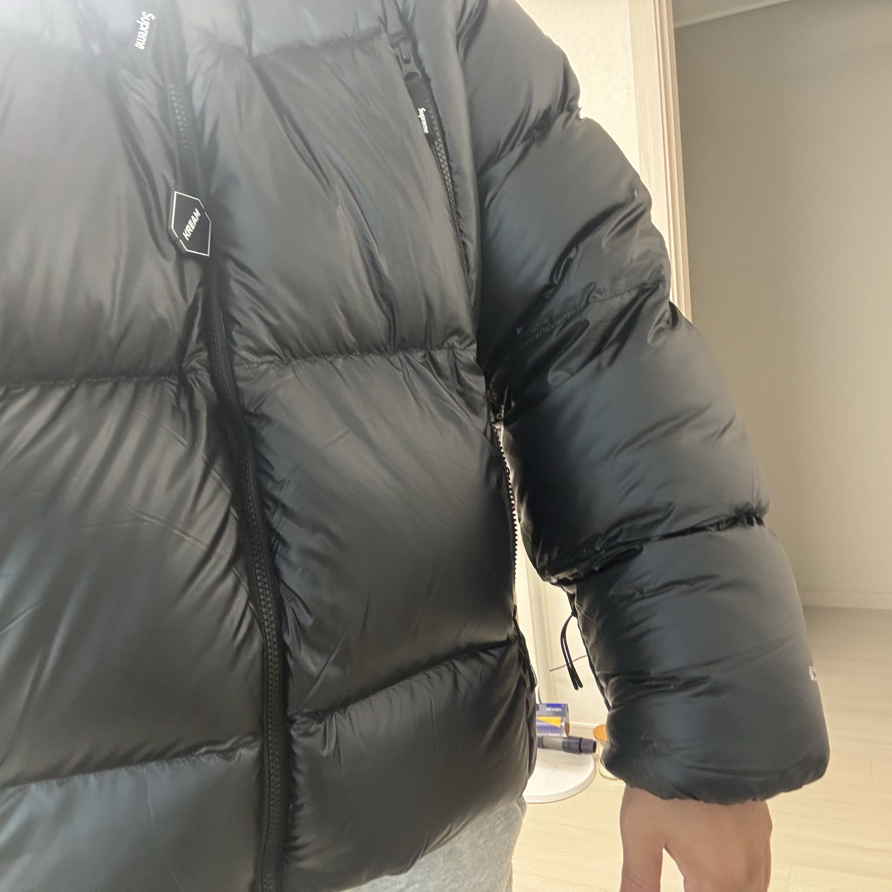 Supreme Featherweight Down Puffer Jacket Black - 23FW 착용 스타일 - 4