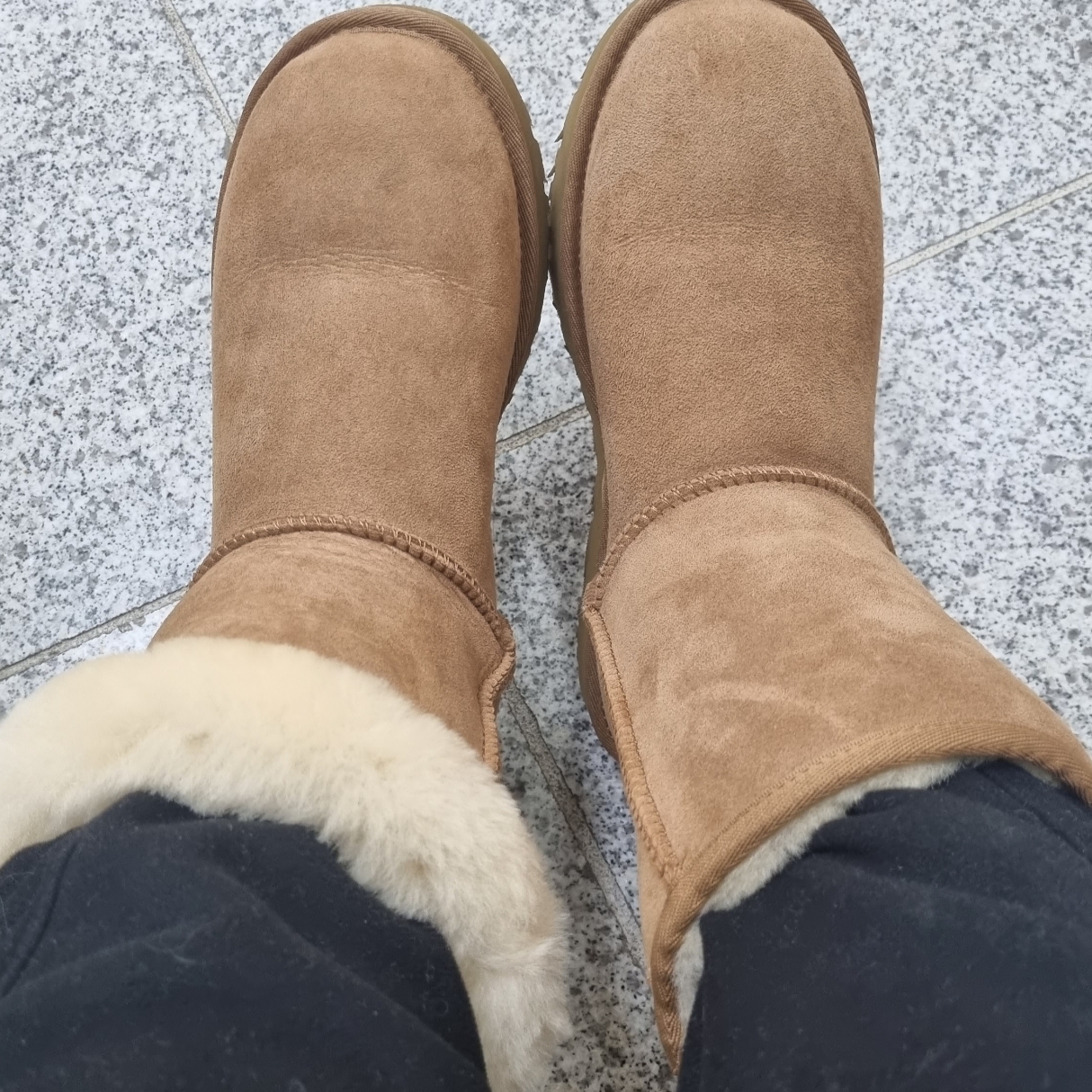 (W) UGG Classic Short II Boots Chestnut 착용 스타일 - 1
