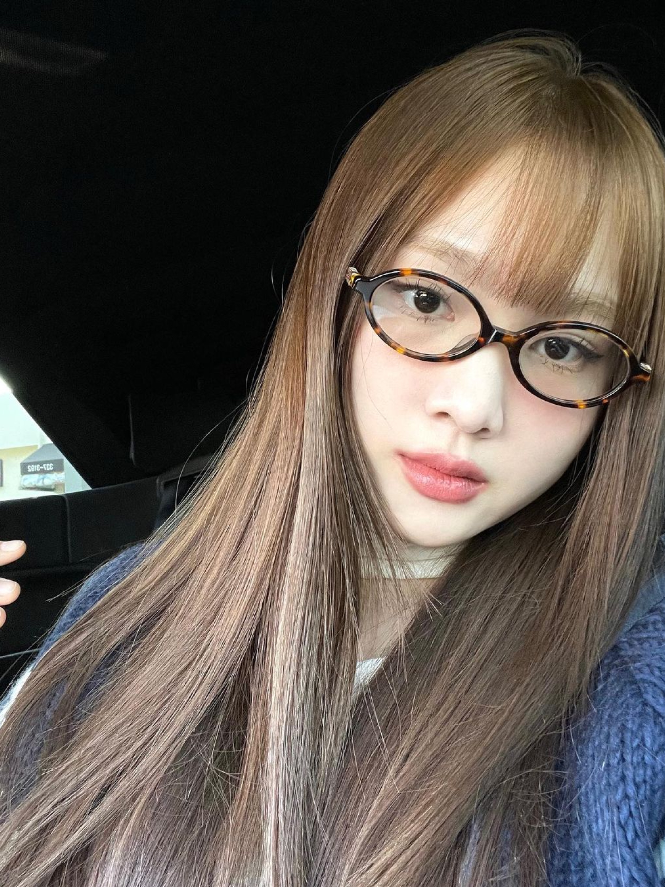 (W) Miu Miu Regard sunglasses Blue Lenses Honey Tortoiseshell Acetate Alternative fit, (W) Miu Miu Regard Sunglasses Blue Lenses Honey Tortoiseshell Acetate Standard fit 착용 스타일 - 4