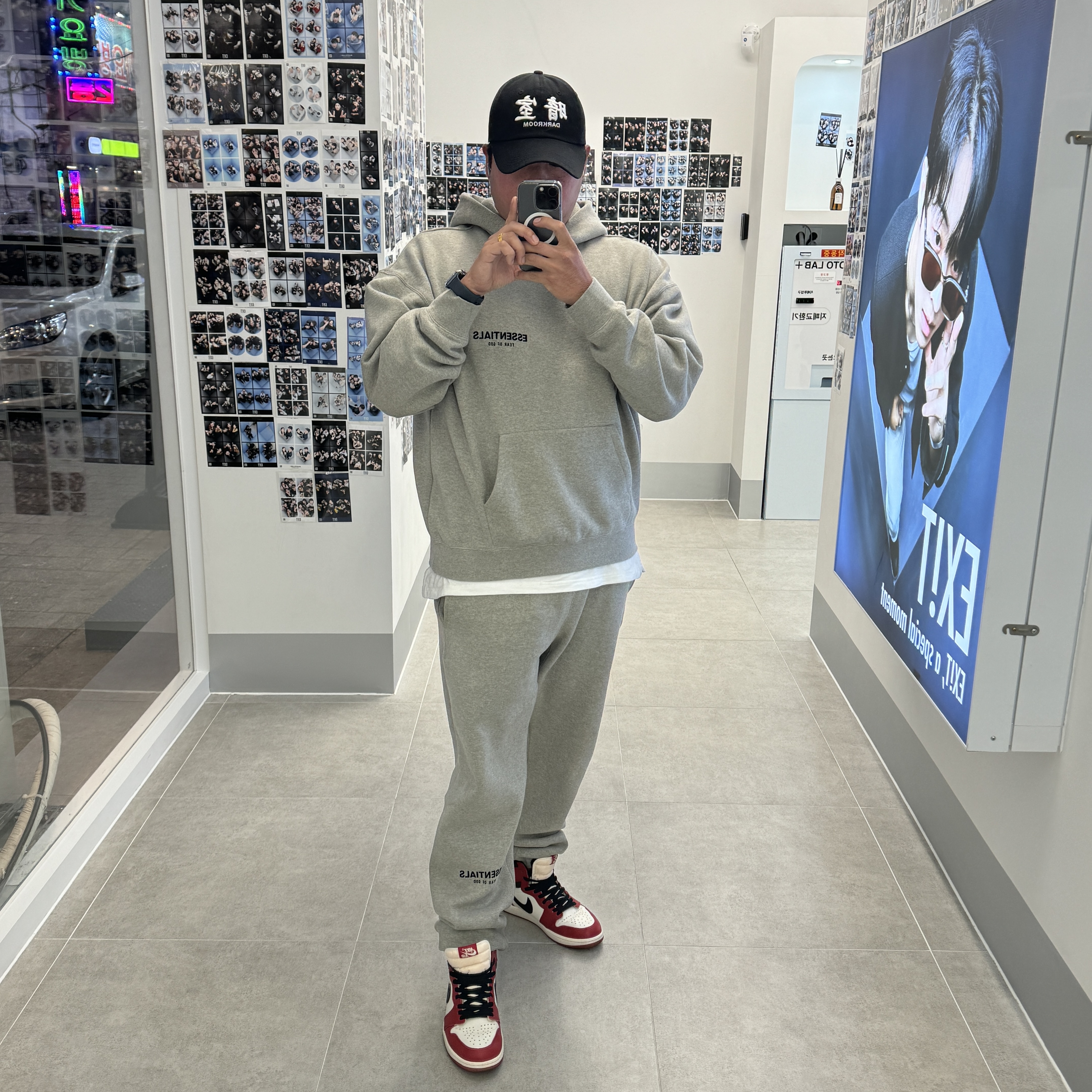 Essentials The Core Collection Hoodie Dark Oatmeal, Darkr8m Studio White Logo Cap 착용 스타일 - 1