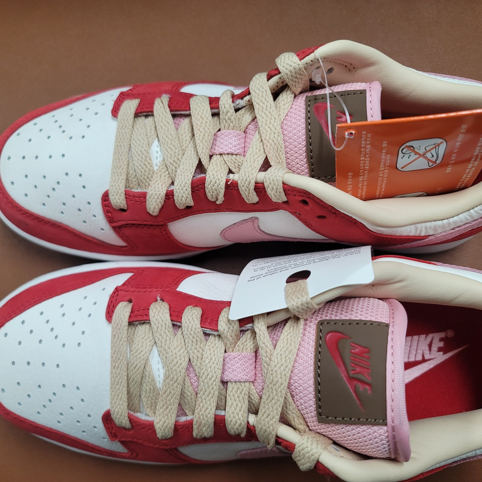 (W) Nike Dunk Low PRM Sail and Sport Red 착용 스타일 - 4