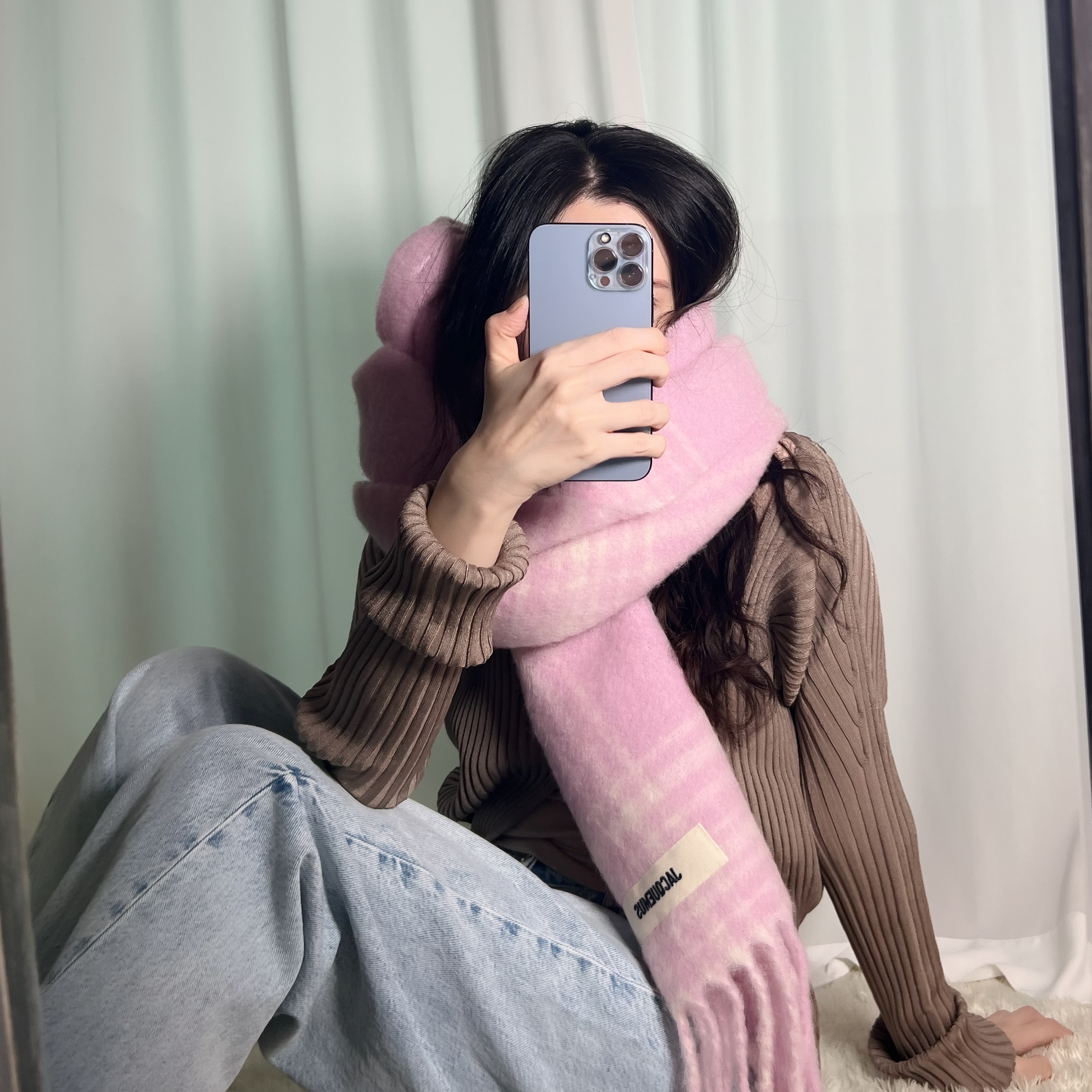Jacquemus L’echarpe Carro Le Chouchou Jacquard Check Muffler Light Pink, (W) Jacquemus La Maille Pralu Micro Charm Logo Cardigan Brown 착용 스타일 - 2
