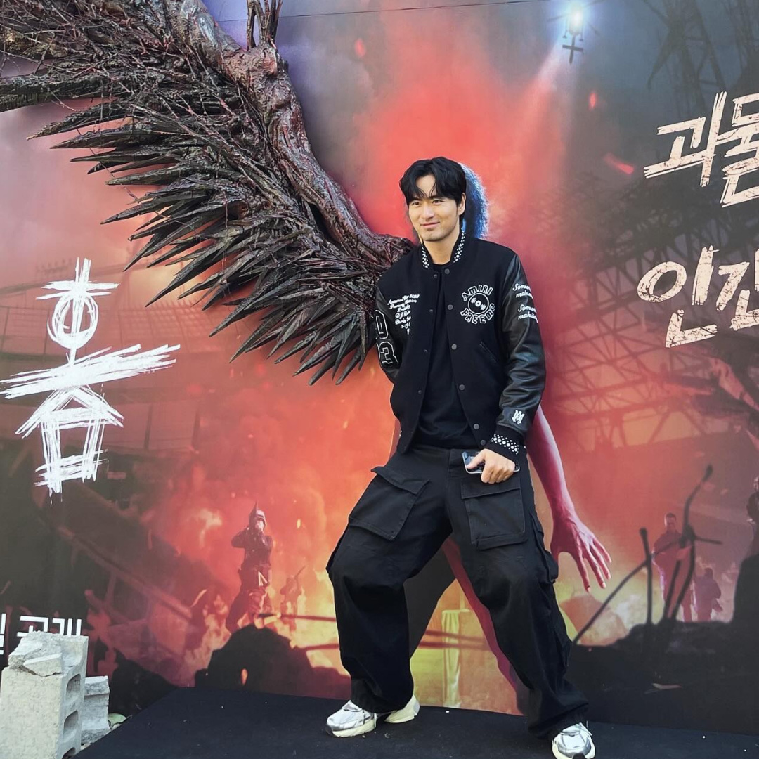 Nike V2K Run Summit White Metallic Silver 착용 스타일 - 3