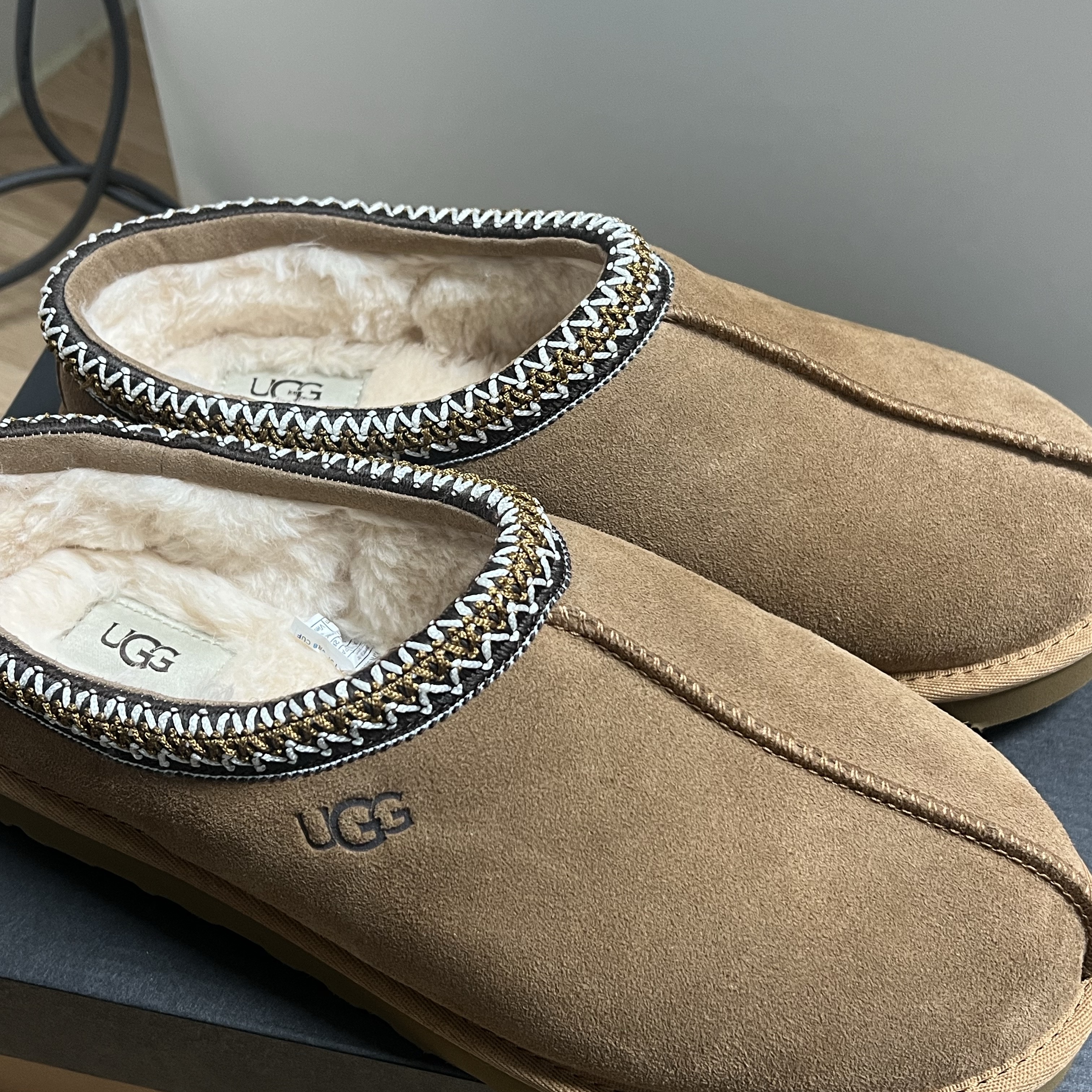 UGG Tasman Slipper Chestnut 착용 스타일