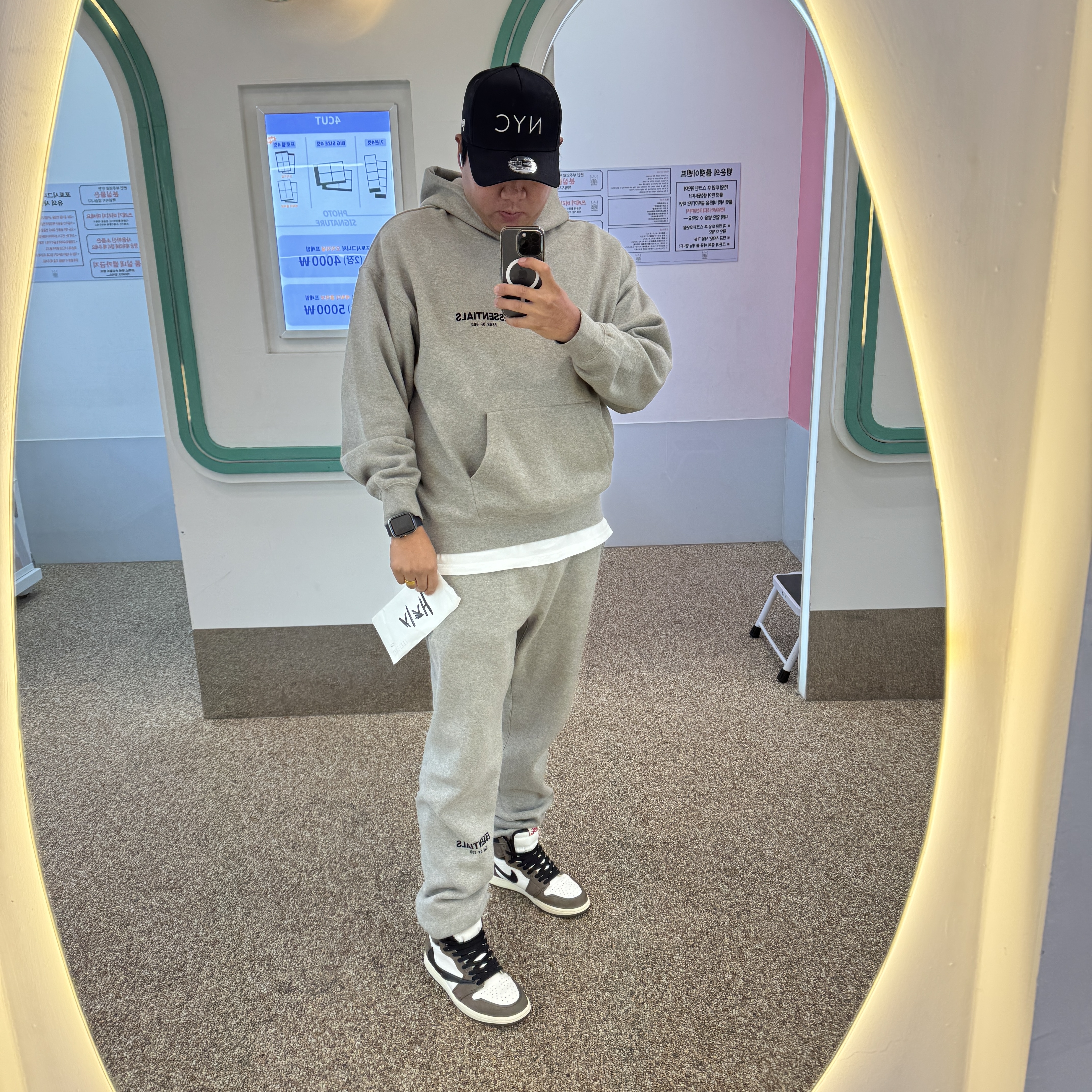 Essentials The Core Collection Hoodie Dark Oatmeal, Darkr8m Studio White Logo Cap 착용 스타일 - 3