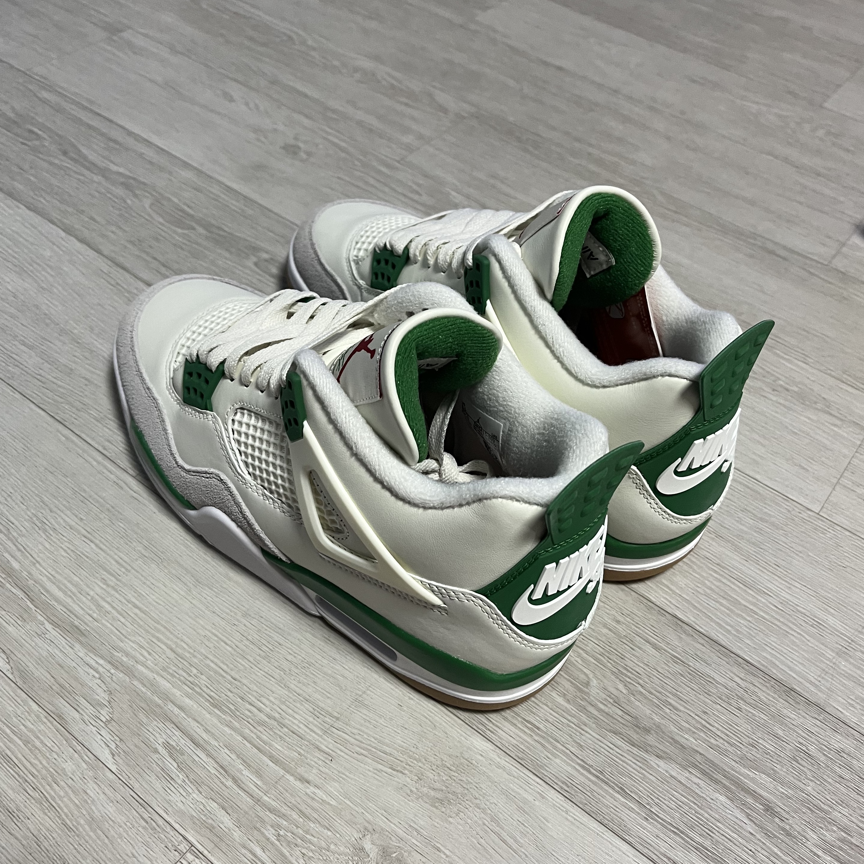 Jordan 4 x Nike SB Retro SP Pine Green 착용 스타일