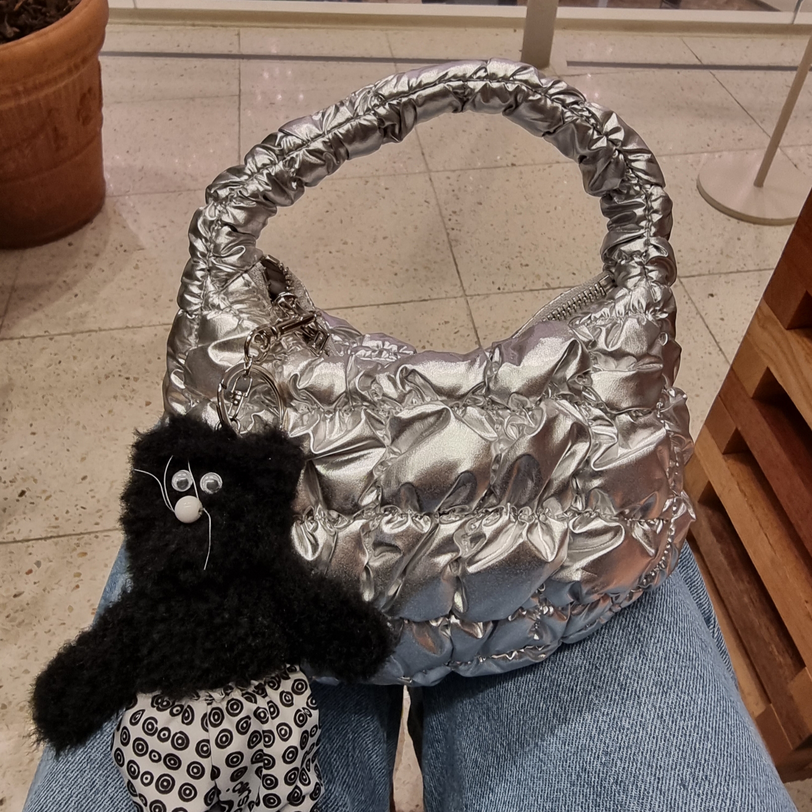 COS Quilted Micro Bag Silver, Monamhee x 10 Corso Como Bianco Keyring Black 착용 스타일
