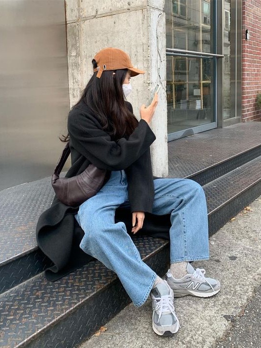 Lemaire Large Croissant Bag Soft Nappa Leather Dark Chocolate, Lemaire Large Croissant Bag Soft Nappa Leather Black 착용 스타일 - 2