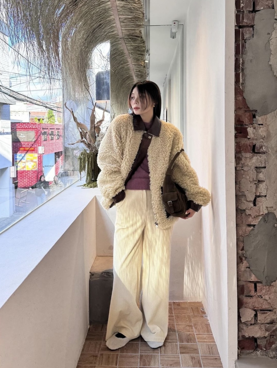 Enor Woman Vegan Leather Cutting Mustang Black, En Or Women High Neck Cropped Bolero Knit Ivory 착용 스타일 - 4