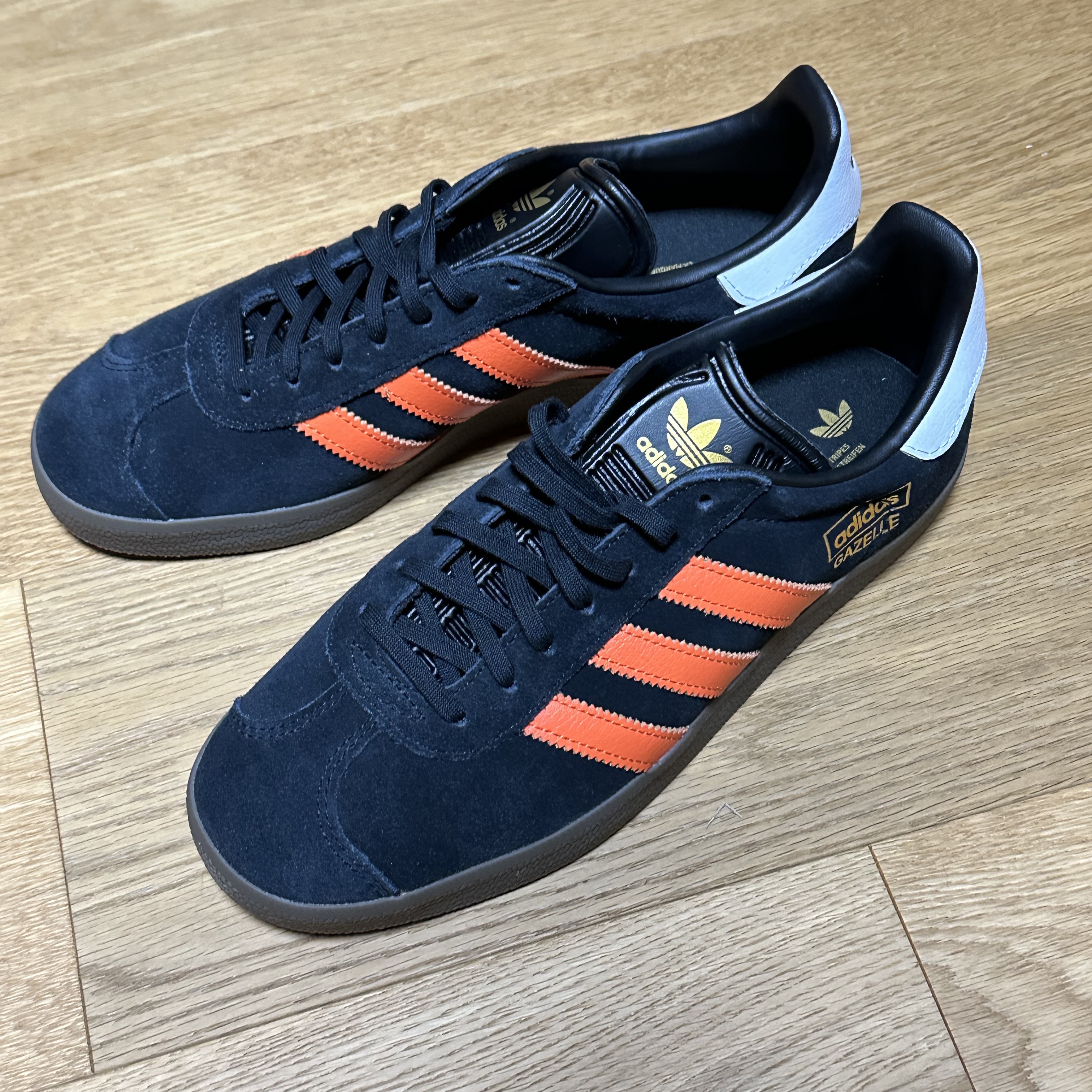 Adidas Gazelle Core Black Orange 착용 스타일
