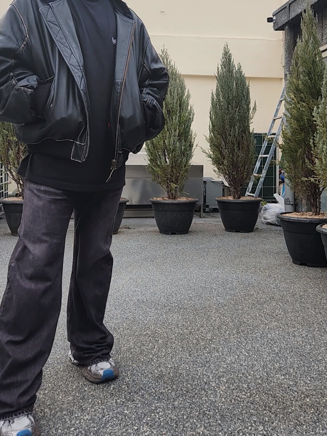 Balenciaga Denim Trompe L'oeil Pants Black 착용 스타일 - 1