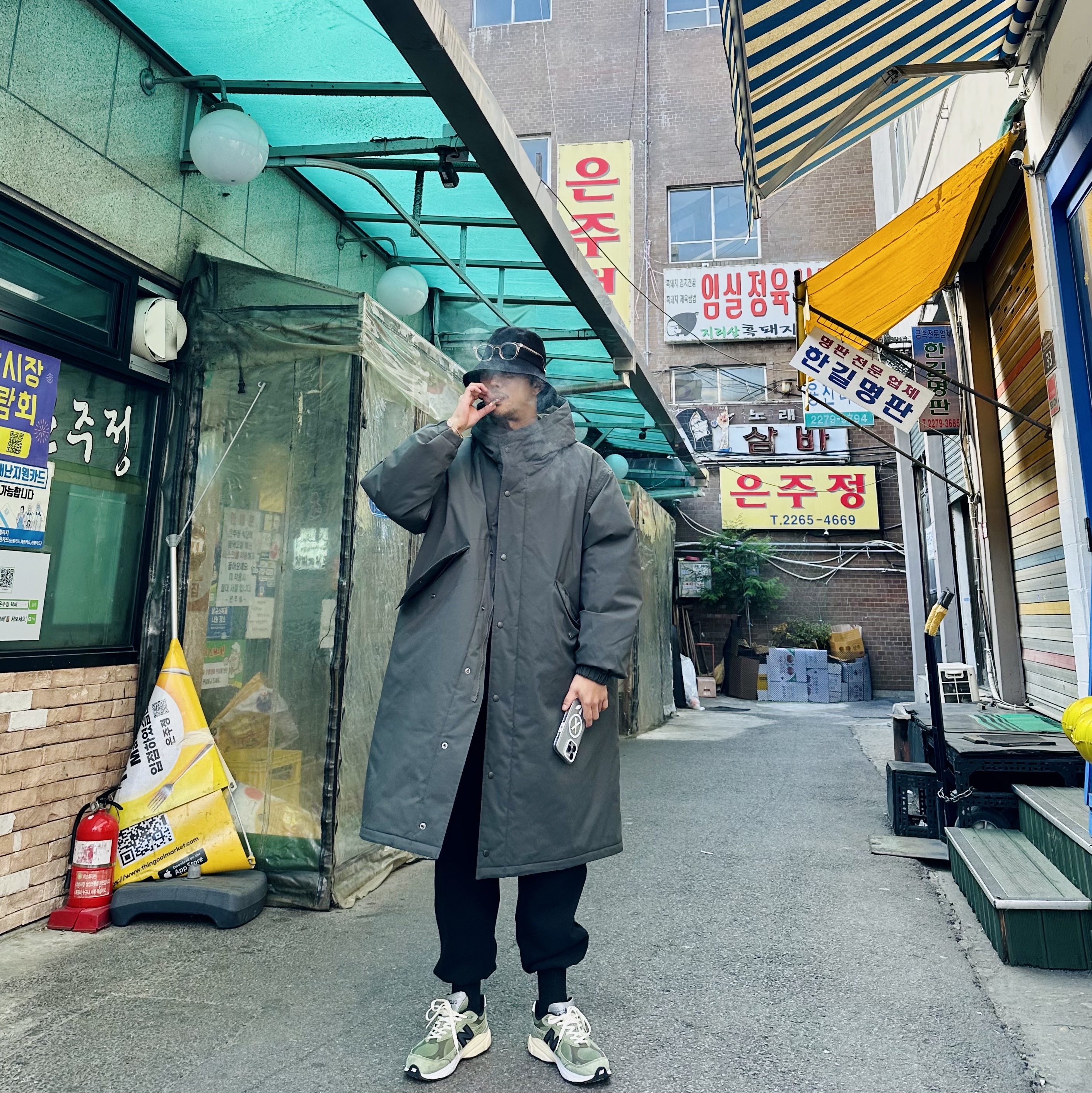 Uniqlo x Engineered Garments Pufftech Hooded Coat Dark Gray, Uniqlo x White Mountaineering WPJ Ultra Light Down Oversized Jacket Black 착용 스타일