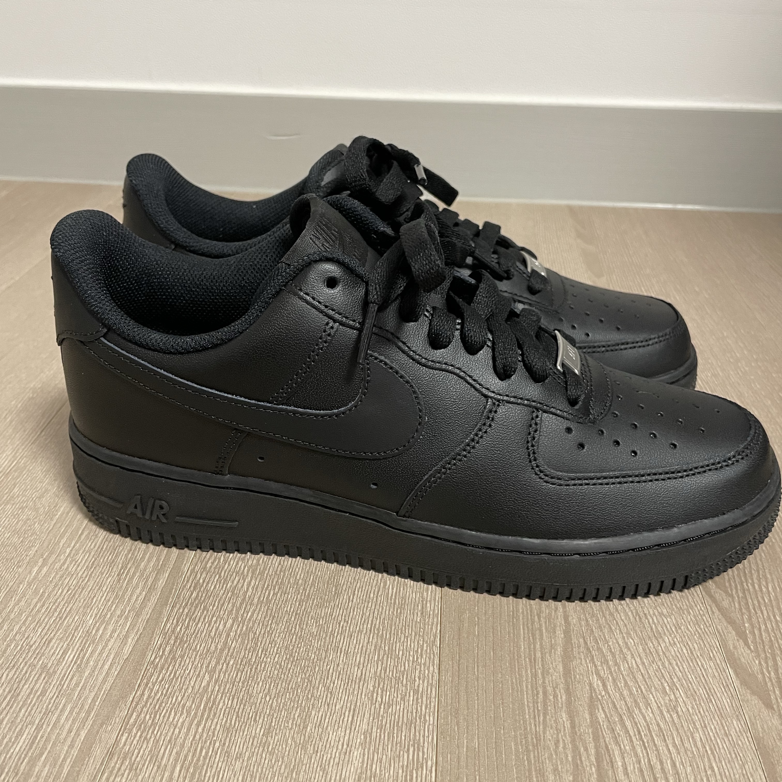 Nike Air Force 1 '07 Low Triple Black 착용 스타일 - 2