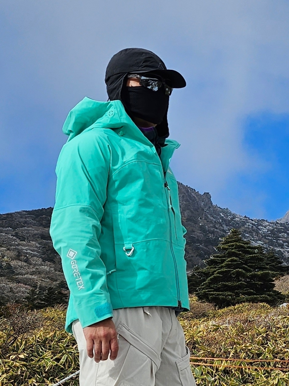 Nike ACG Smith Summit Cargo Pants Light Orewood Brown - Asia, Nike ACG Warm AW84 Cap Black Anthracite 착용 스타일 - 2