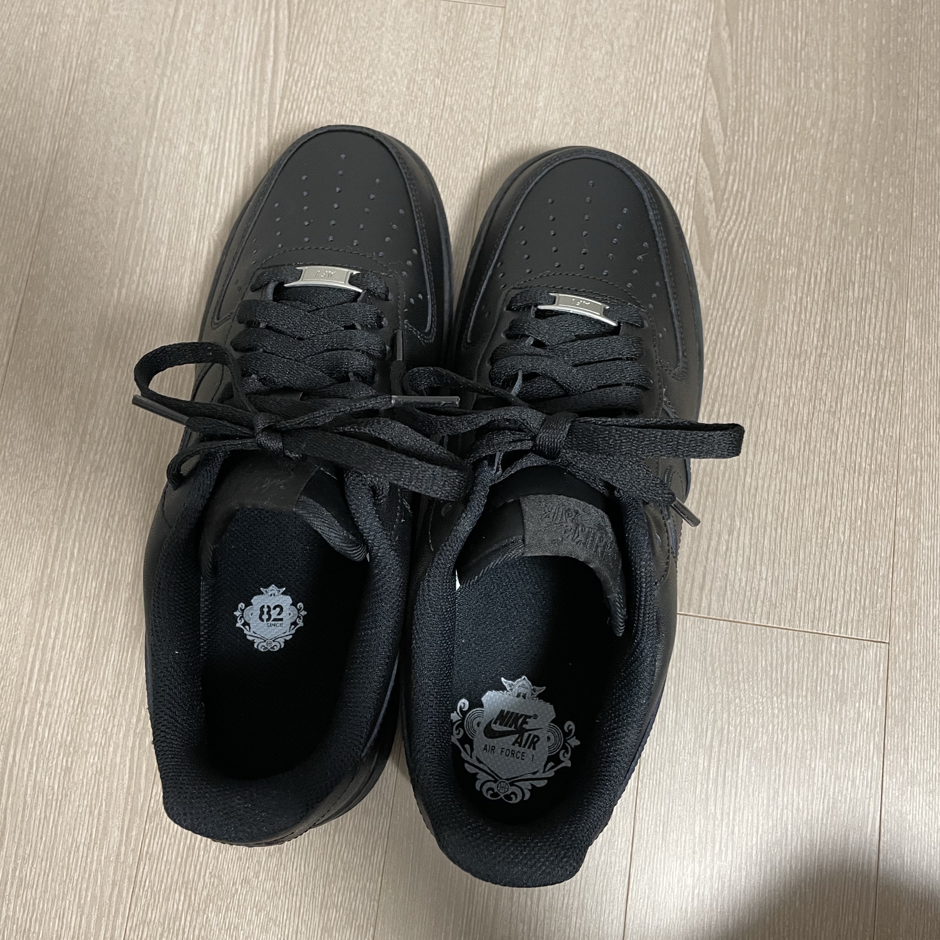 Nike Air Force 1 '07 Low Triple Black 착용 스타일 - 4