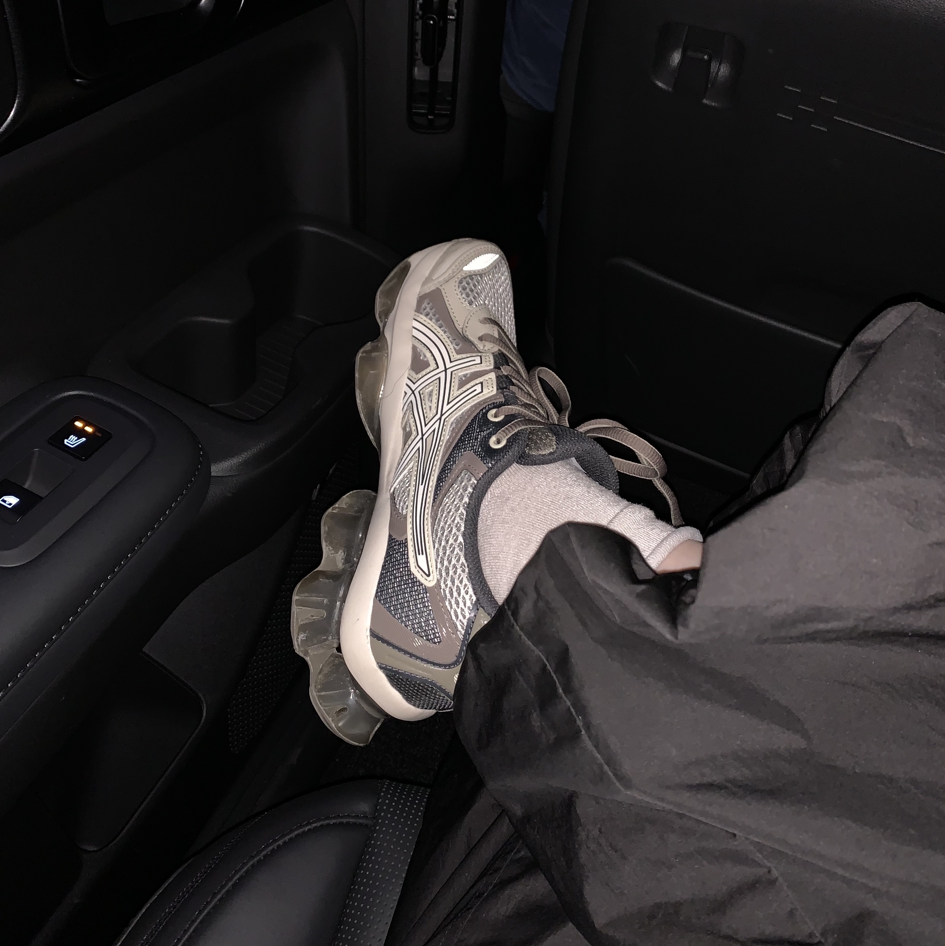 Asics Gel-Quantum Kinetic Birch Dark Taupe 착용 스타일