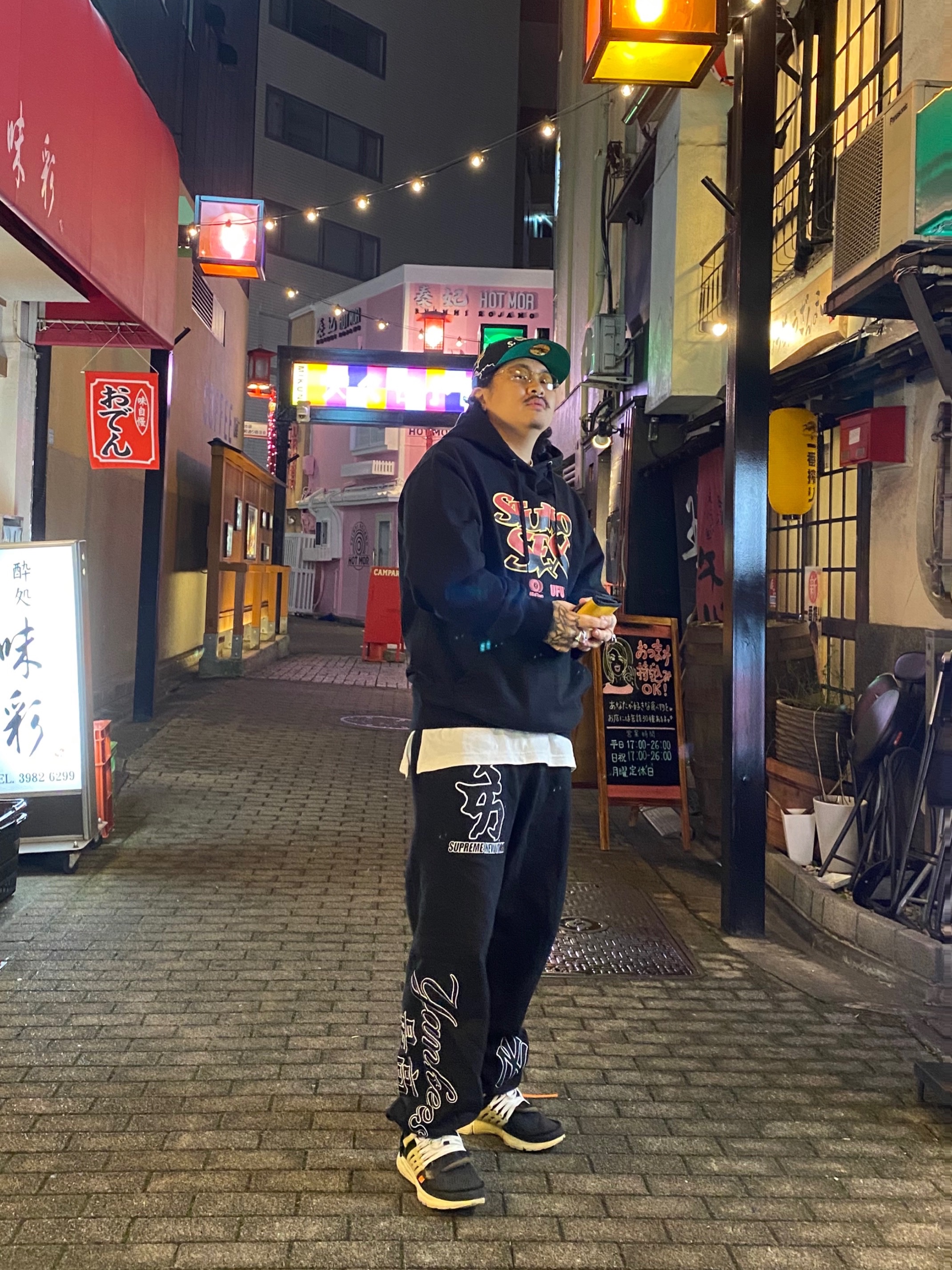 Supreme Worldwide Box Logo New Era Black - 23FW, Supreme x New York Yankees Kanji Sweatpants Black - 22FW 착용 스타일