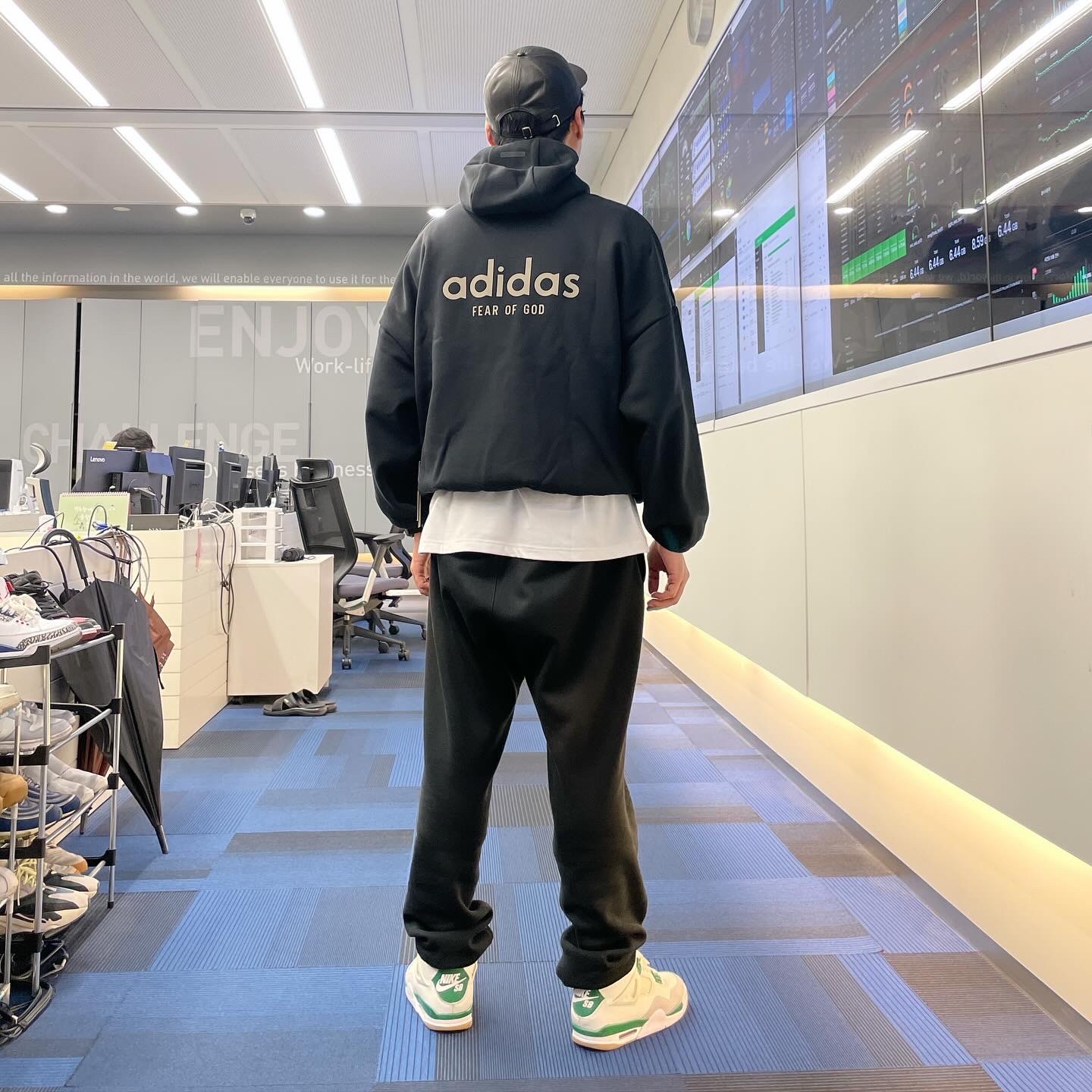 Adidas x Fear of God Athletics Heavy Fleece Hoodie Black - KR Sizing, Jordan 4 x Nike SB Retro SP Pine Green 착용 스타일 - 1