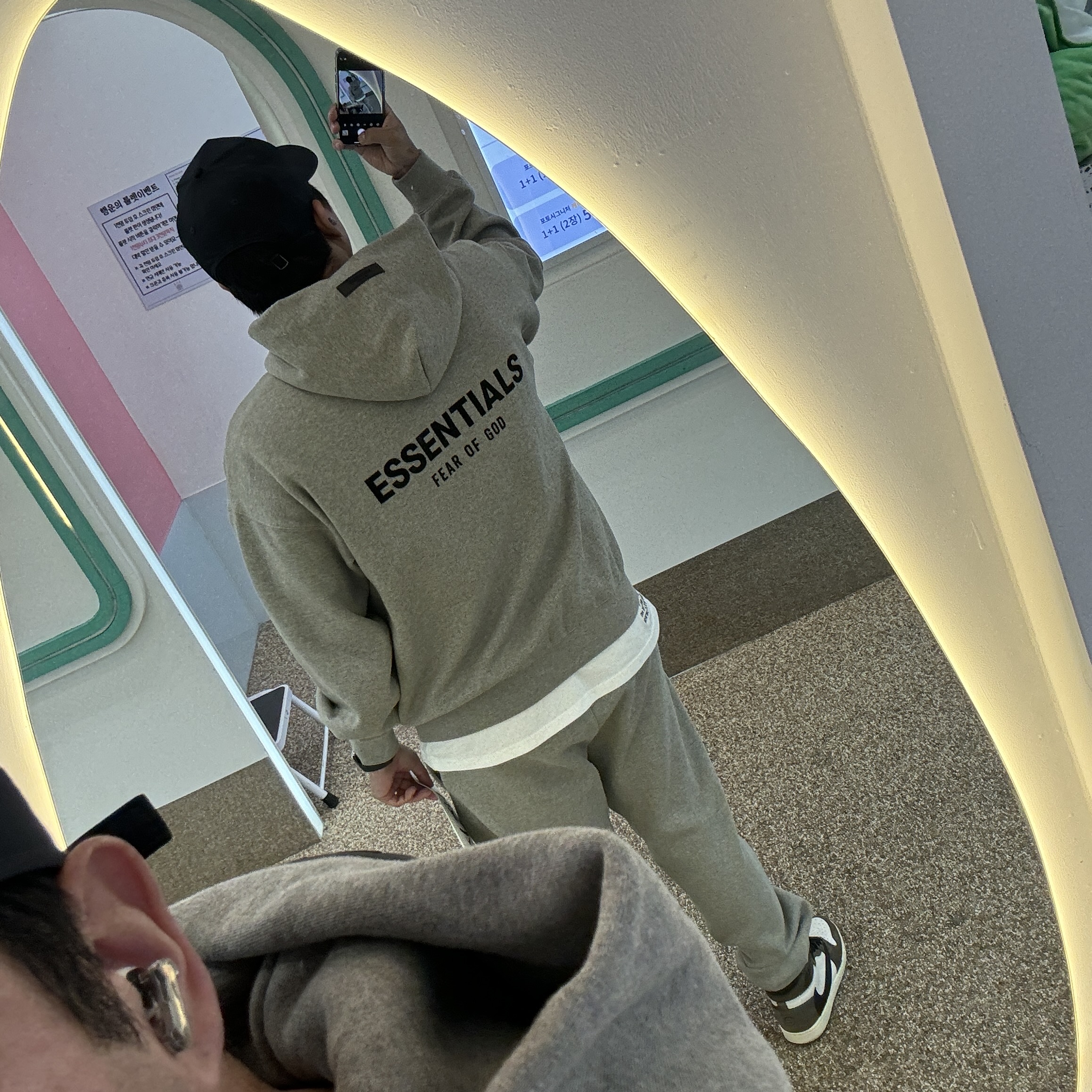 Essentials The Core Collection Hoodie Dark Oatmeal, Darkr8m Studio White Logo Cap 착용 스타일 - 4