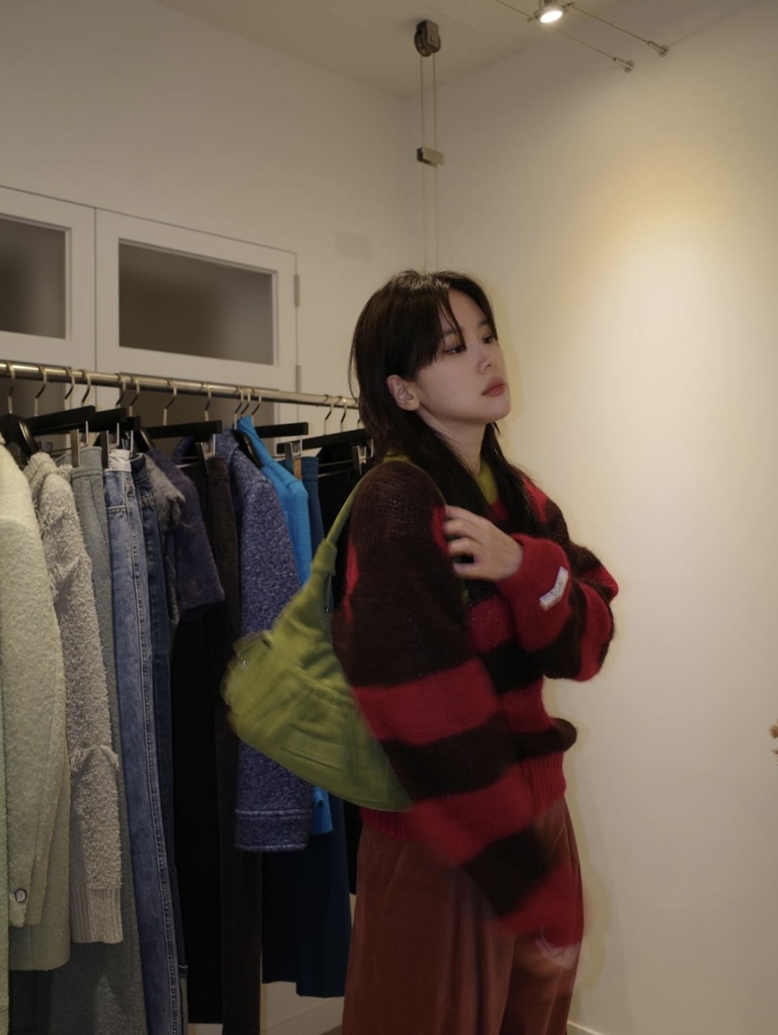 En Or Women Rainbow Tassel Knit Vest Blue, Enor Women OneTuck Alpaca Blend Pants Grey 착용 스타일 - 4