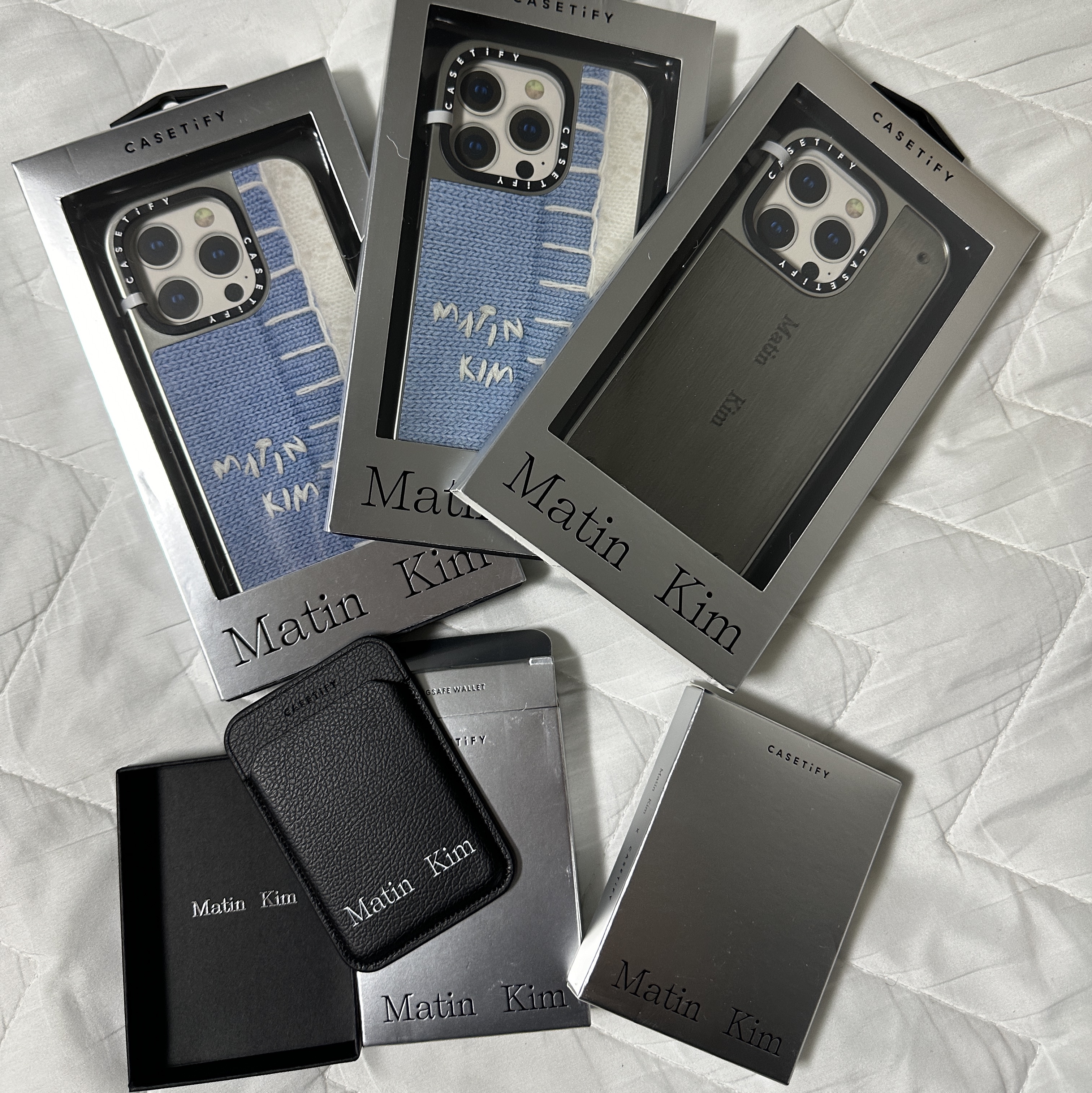 Casetify x Matin Kim iPhone Signature Magsafe Mirror Case Silver, Casetify x Matin Kim Basic Logo MagSafe Wallet Black 착용 스타일