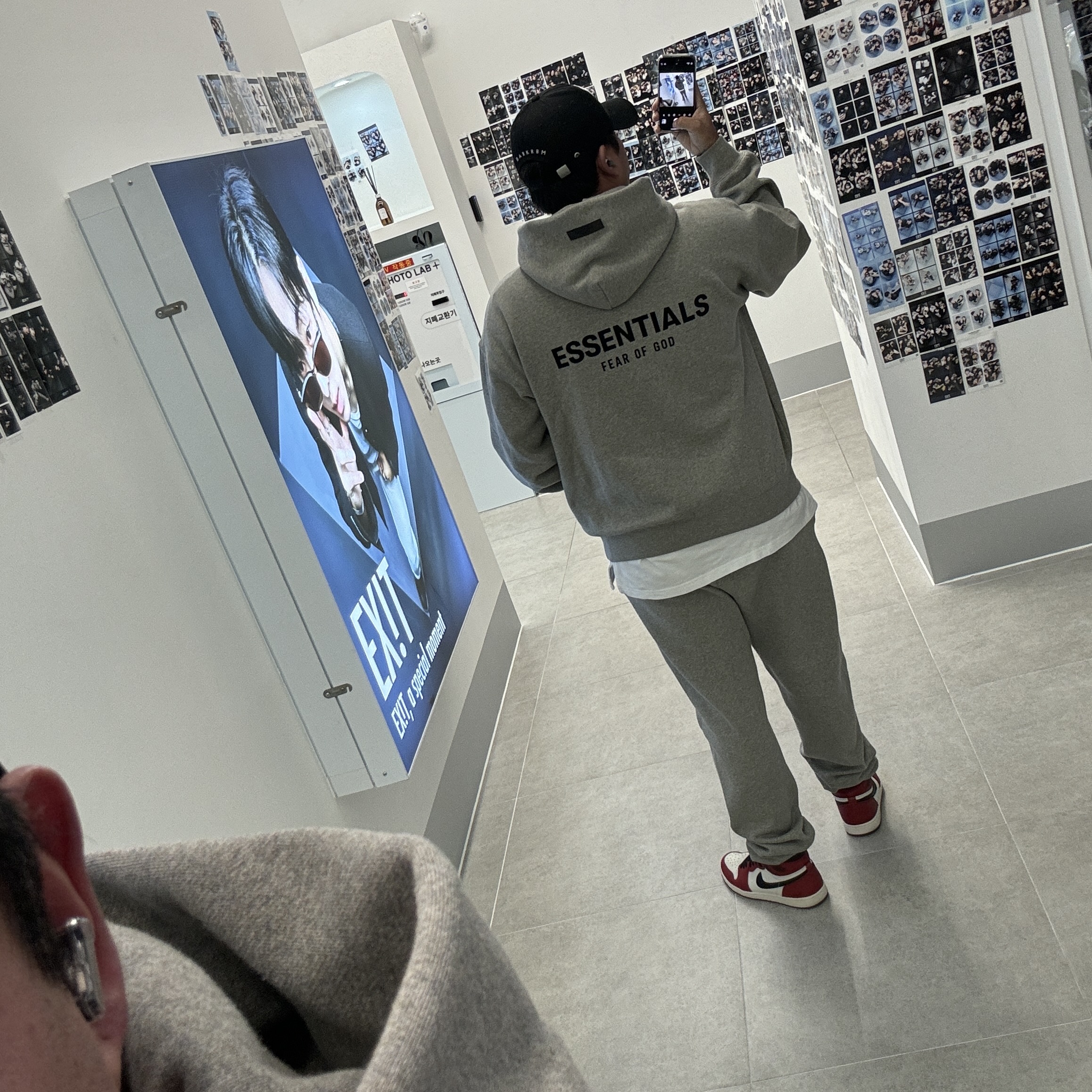 Essentials The Core Collection Hoodie Dark Oatmeal, Darkr8m Studio White Logo Cap 착용 스타일 - 2