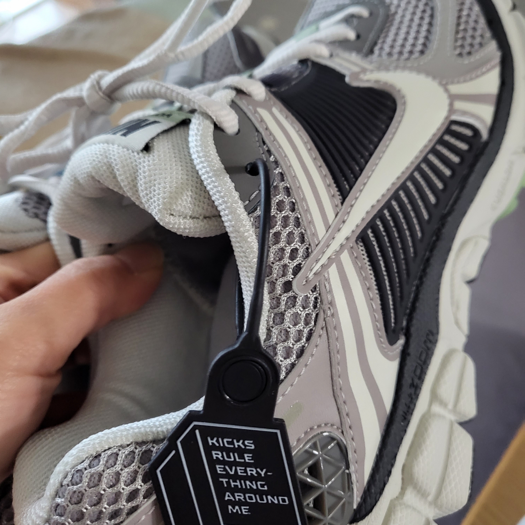 (W) Nike Zoom Vomero 5 Cobblestone and Flat Pewter 착용 스타일 - 1
