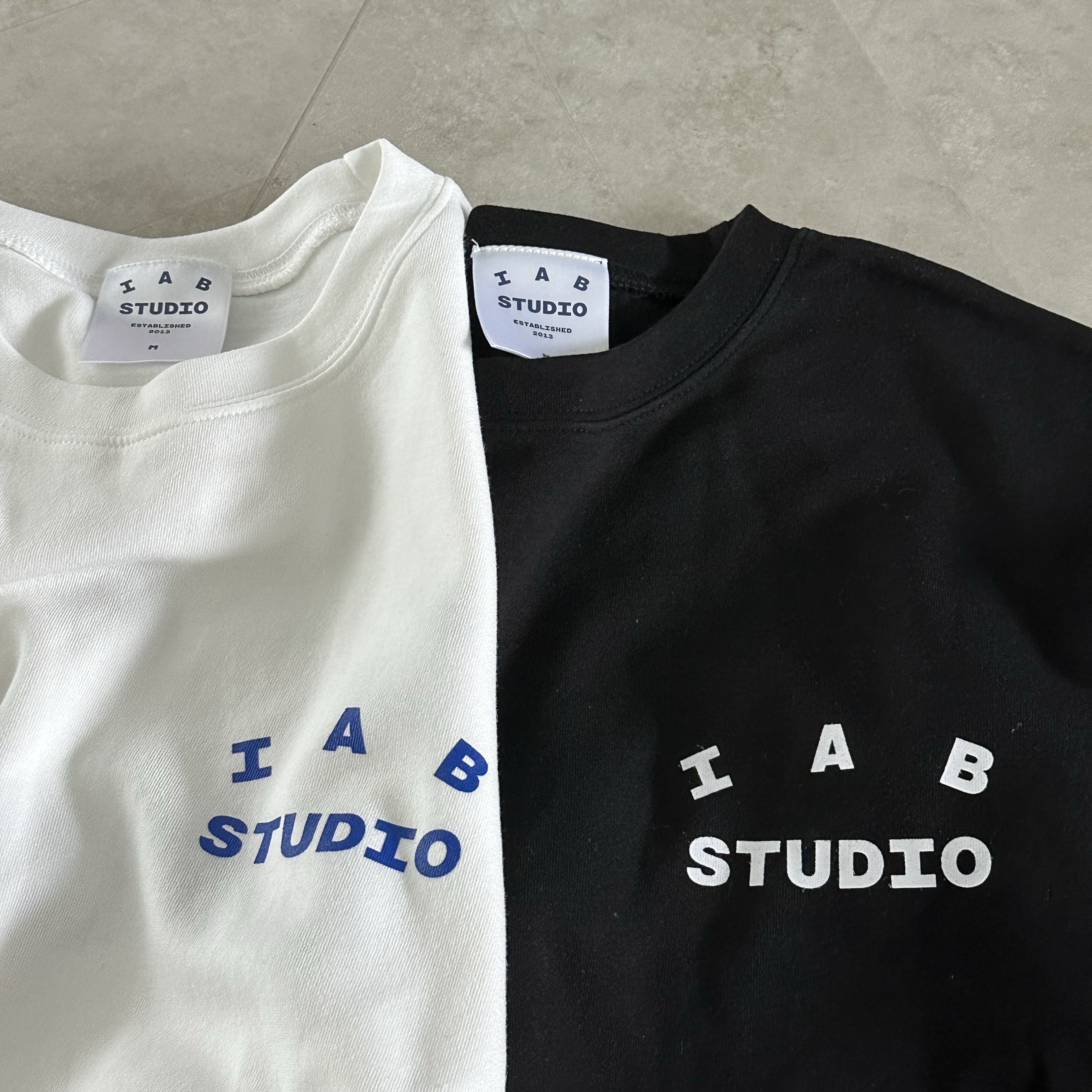 IAB Studio 10th Anniversary T-Shirts Pack White & Black (2 Pack), IAB Studio 10th Anniversary T-Shirt White 착용 스타일 - 1