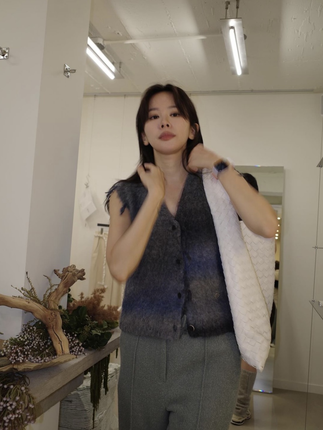 En Or Women Rainbow Tassel Knit Vest Blue, Enor Women OneTuck Alpaca Blend Pants Grey 착용 스타일 - 2