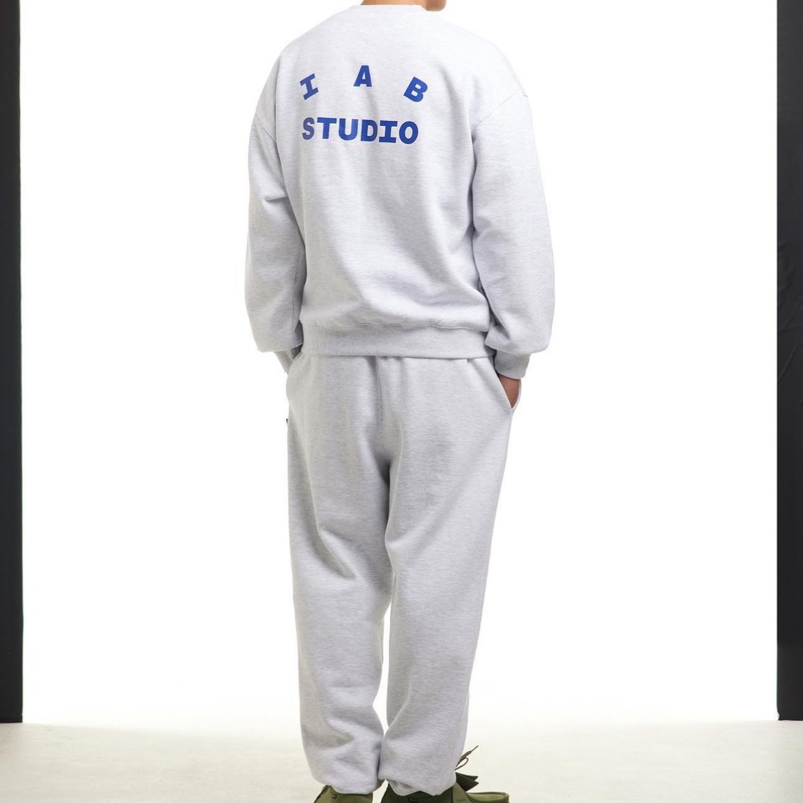 IAB Studio Sweatpants Light Gray 착용 스타일 - 2