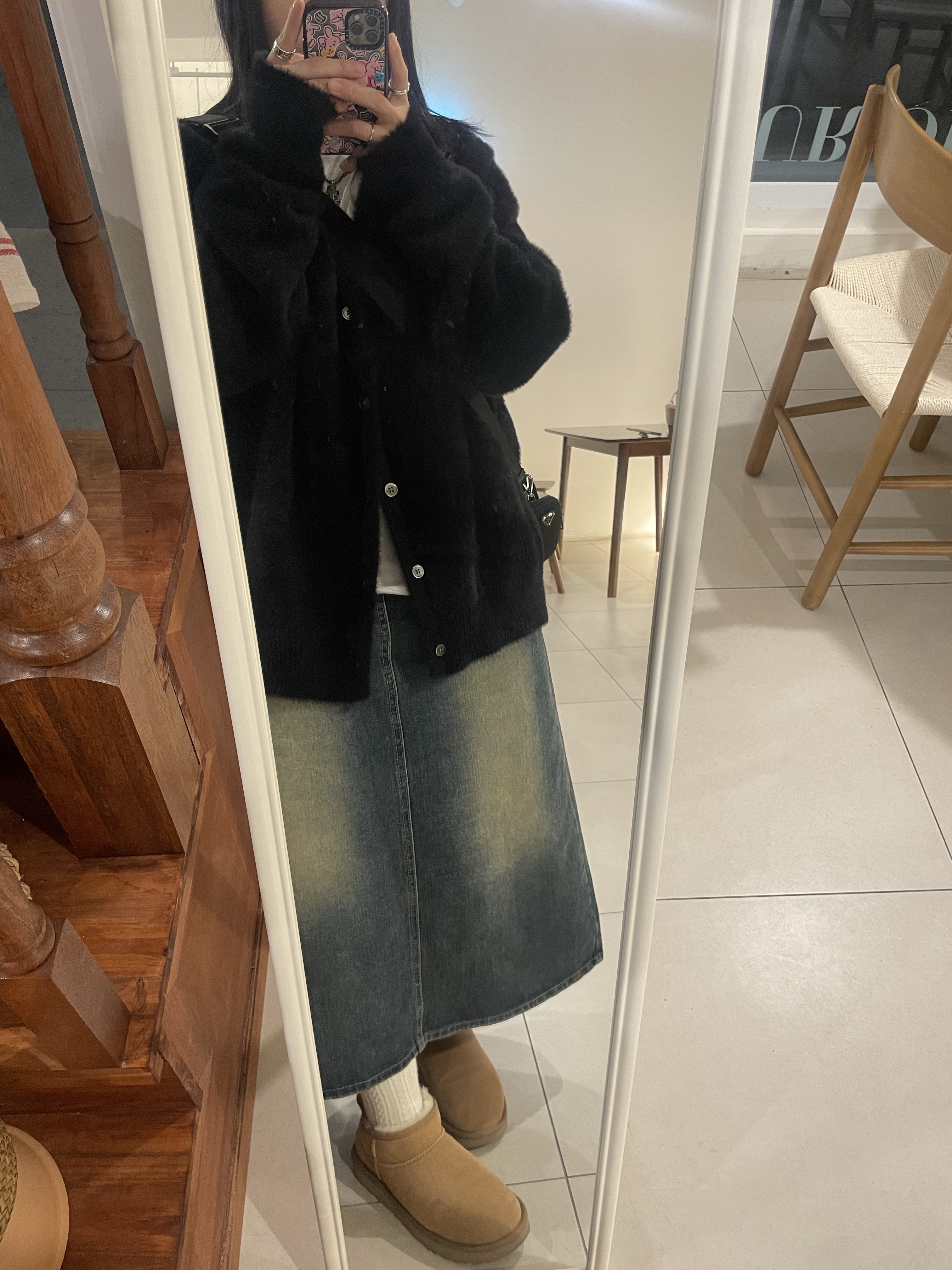(W) UGG Classic Ultra Mini Boots Chestnut, Stussy Shaggy Cardigan Black 착용 스타일 - 2