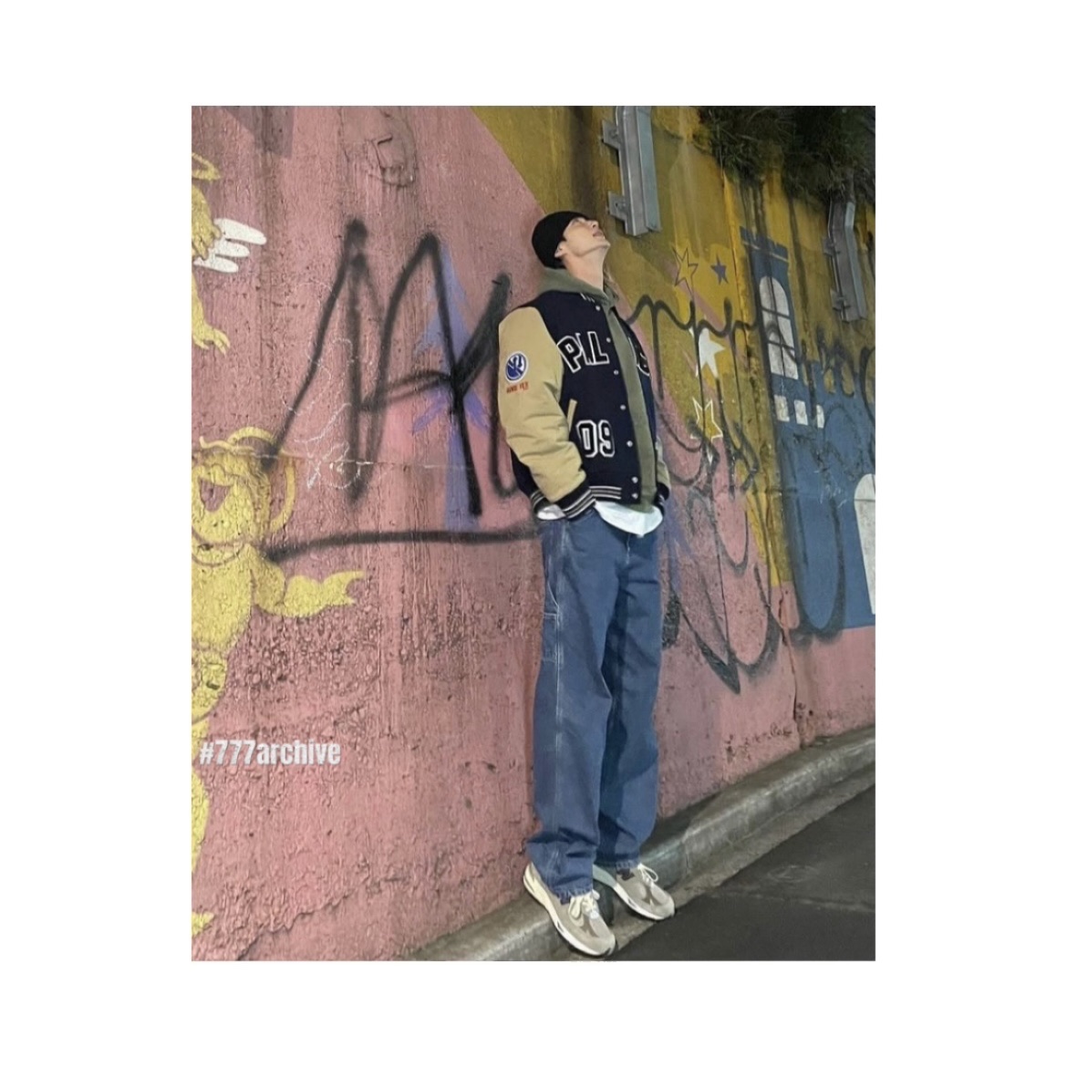 Palace Gore-Tex Going Further Varsity Navy - 23FW, New Balance x JJJJound 991 Made in UK Grey 착용 스타일 - 1